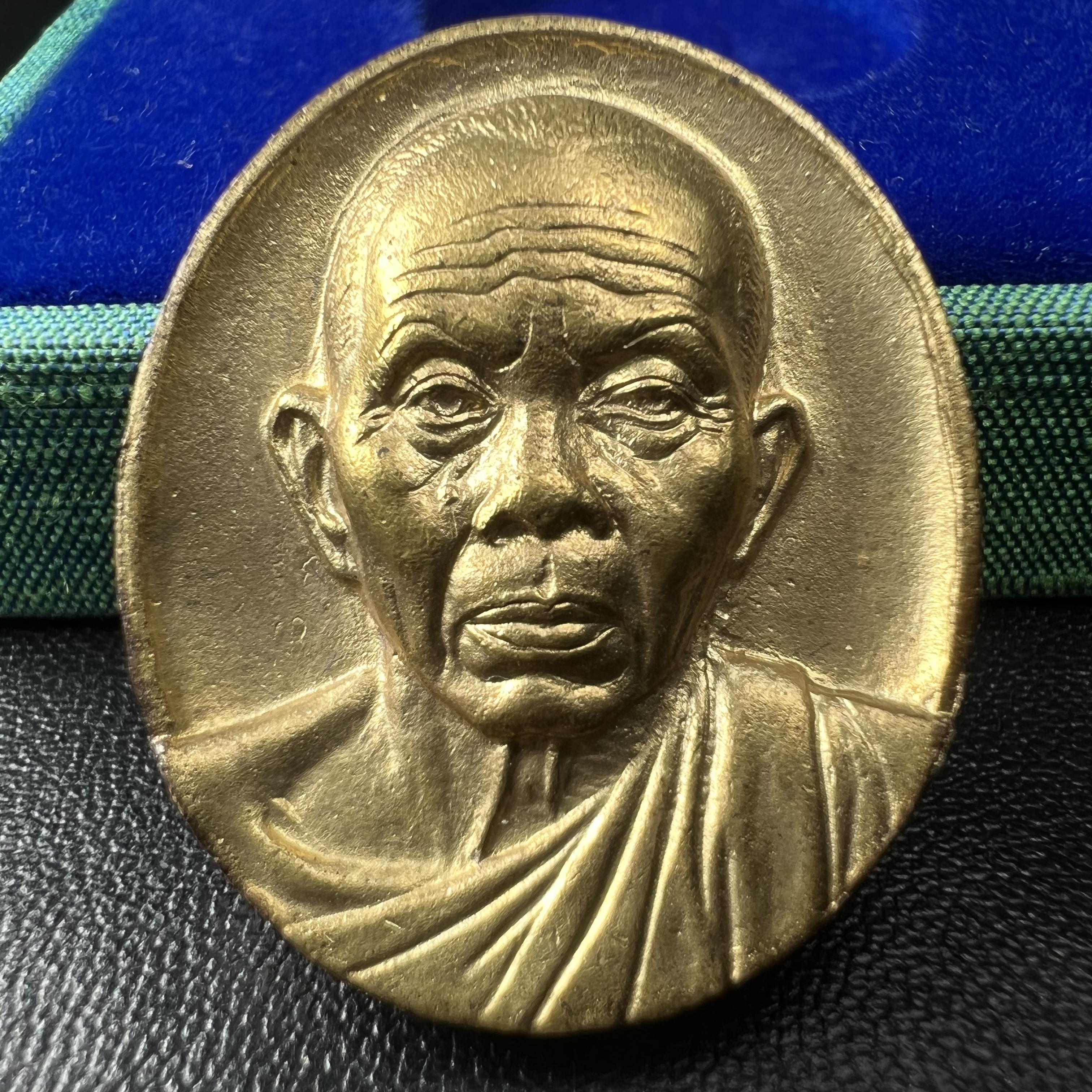 เหรียญรูปเหมือนพระญาณวิทยาคมเถร (หลวงพ่อคูณ ปริสุทโธ)ชุดกาญจนาภิเษกครองราชย์ครบ 50 ปี พิธี มังคลาภิเษก ณ วัดบวรนิเวศวิหาร ปี พ.ศ. 2538(จัดสร้างได้เหมือนหลวงพ่อคูณมาก มีรายละเอียดและความคมชัดสูง ลูกศิษย์ท่านไม่ควรพลาด วิจิตรศิลป์และพุทธศิลป์งดงาม)พิธีใหญ่