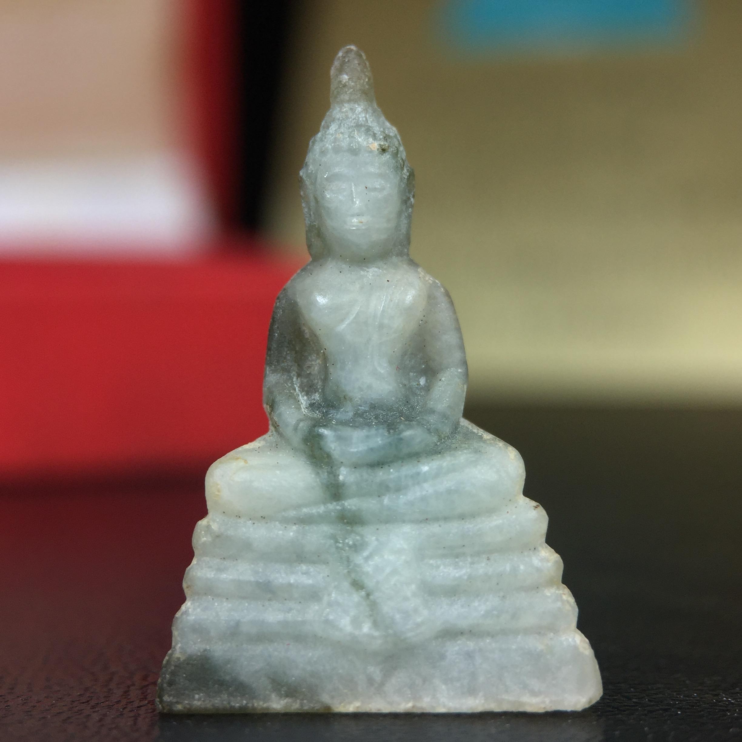 พระพุทธโสธร เนื้อหยก(รุ่นแรก) รุ่นประวัติศาสตร์ พุทธาภิเษก วันที่ 3 กันยายน พ.ศ.2543 ณ พระอุโบสถวัดโสธรวรารามวรวิหาร อ.เมือง จ.ฉะเชิงเทรา พิมพ์ลอยองค์ใต้ฐานมีโค๊ตแผ่นทองคำแท้กำกับทุกองค์พร้อมกล่องบรรจุและบัตรรับรองเดิมครบชุด (1 ใน 3999 องค์)นิยมหายาก