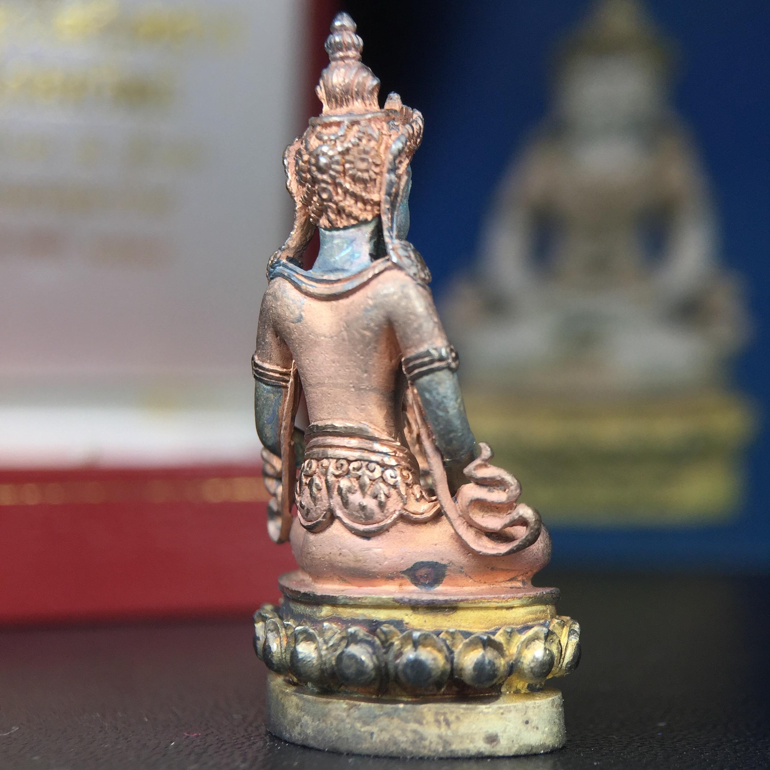 พระกริ่งอวโลกิเตศวร ( เจ้าแม่กวนอิม ) วัดโพธิ์แมนคุณาราม รุ่นอุดมโภคทรัพย์ พ.ศ.2539 เนื้อเงิน 3 กษัตริย์ พ่นทราย(ผิวเดิม ขึ้นสีรุ้งธรรมชาติ แบบนิยม เสน่ห์ของพระเนื้อเงิน) (พร้อมกล่องบรรจุการ์ดใบรับรองเดิมครบ) (อีกหนึ่งรุ่นยอดนิยม พุทธศิลป์สวยงดงาม)