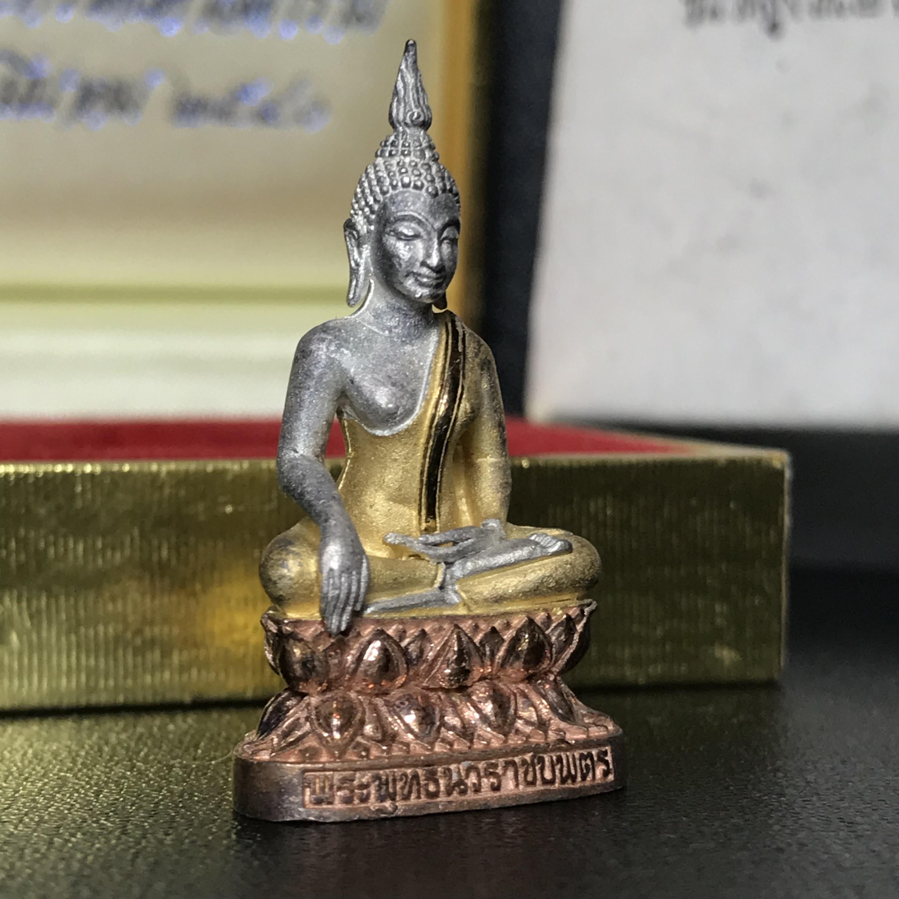 พระกริ่งพระพุทธนวราชบพิตร ครองสิริราชสมบัติครบ 50 ปี พ.ศ.2540 เนื้อเงินสามกษัตริย์ สวยครบสมบูรณ์