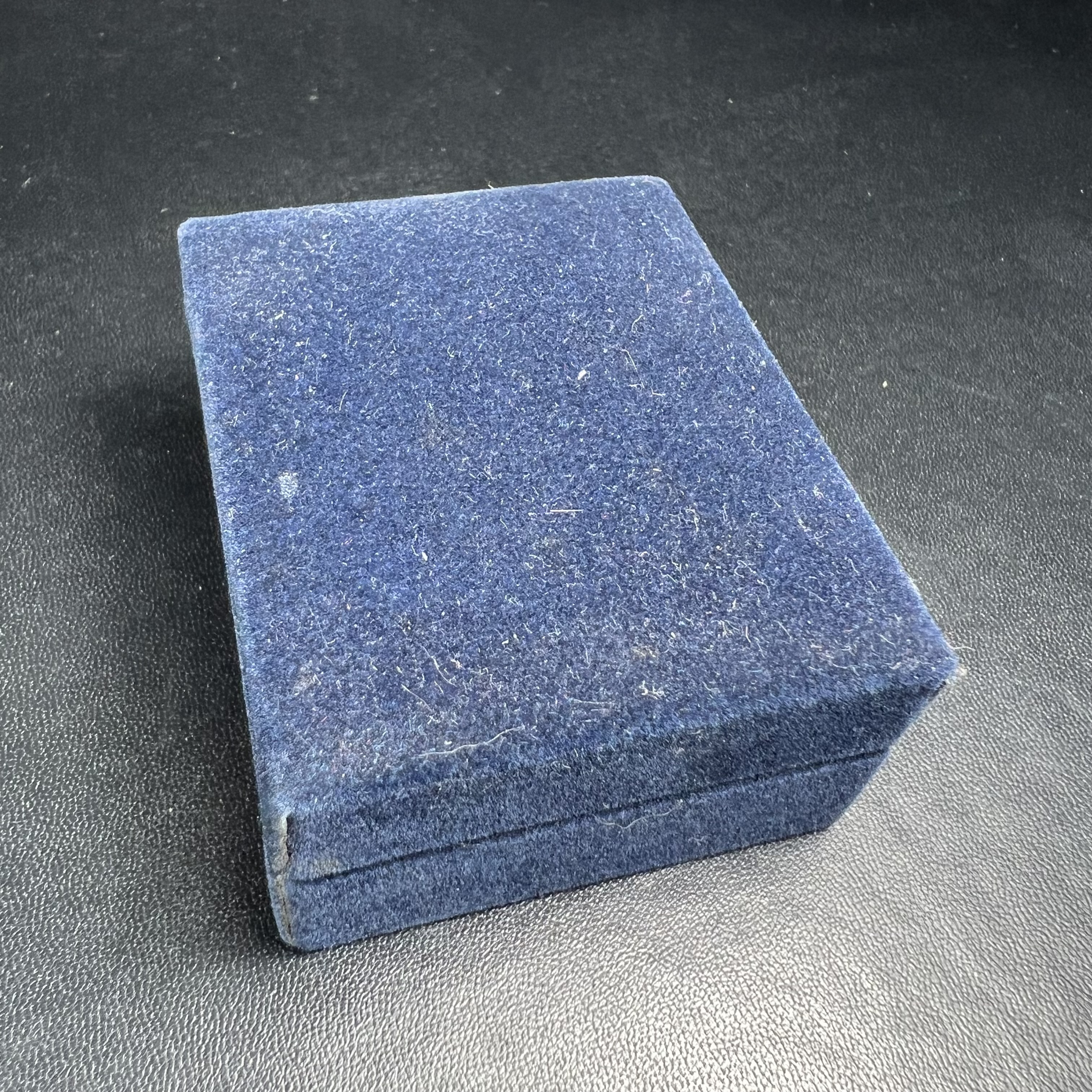 พระวาสนะเวศม์ พร้อมเหรียญ ชุดกรรมการ เนื้อเงิน(หายากพบเจอน้อย) สร้างในโอกาสสมเด็จย่าทรงเปิดสถานสงเคราะห์คนชรา 8 พฤษภาคม ปี 2530 กรมประชาสงเคราะห์จัดสร้าง พิธีปลุกเสก วัดบวรนิเวศวิหาร