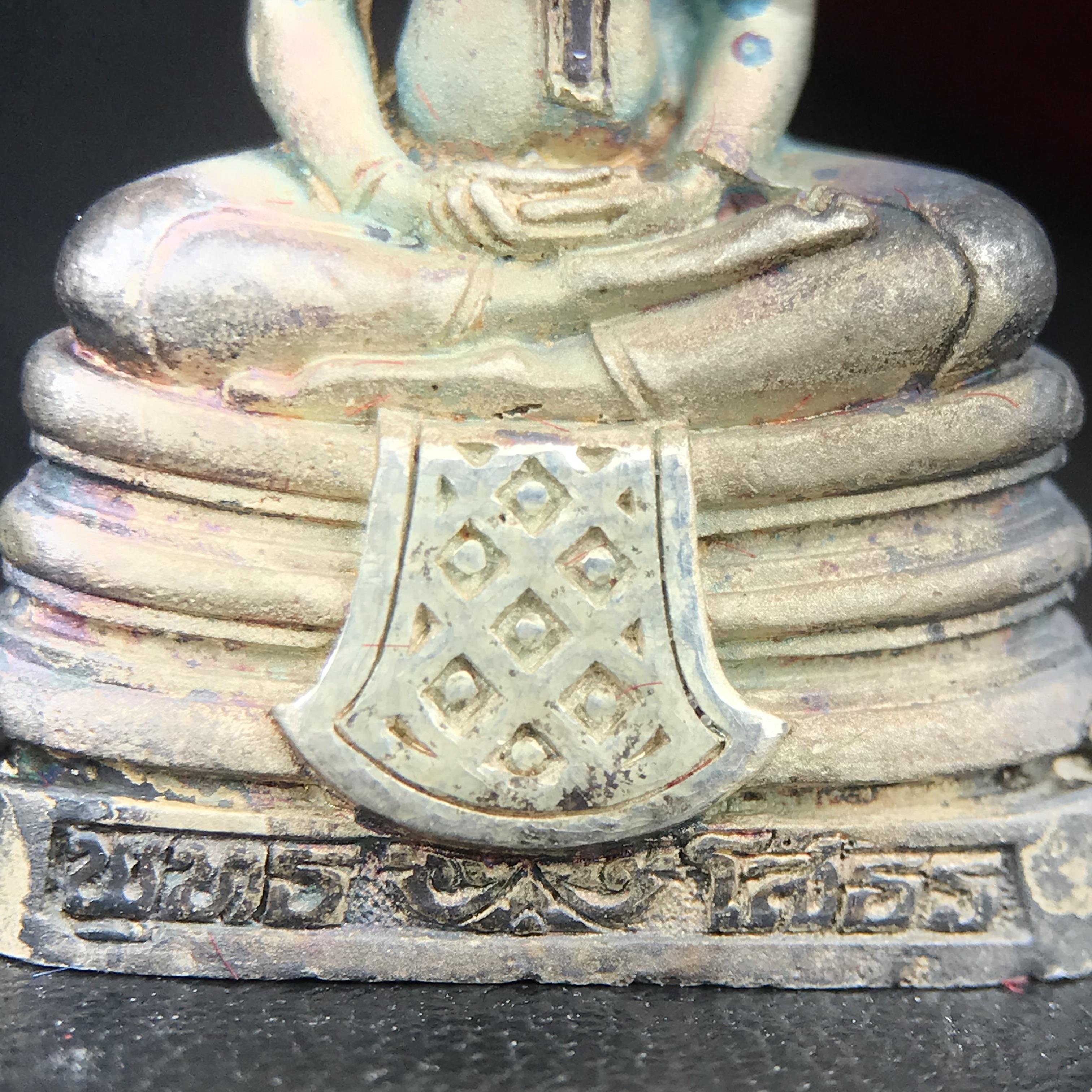 พระพุทธโสธร(หลวงพ่อโสธร) รุ่นสร้างอุโบสถ ปี2539 เนื้อเงินทรายนวลขัดเงาบางส่วน ลอยองค์พิมพ์ใหญ่ สภาพสวยกล่องบรรจุเดิมครบสมบูรณ์(งานแพรนด้า จิวเวลรี่)สวยงดงาม(เนื้อเงินผิวเดิมรุ้งสวยสวย องค์หมายเลขสวย ๒๒๒๒๕)