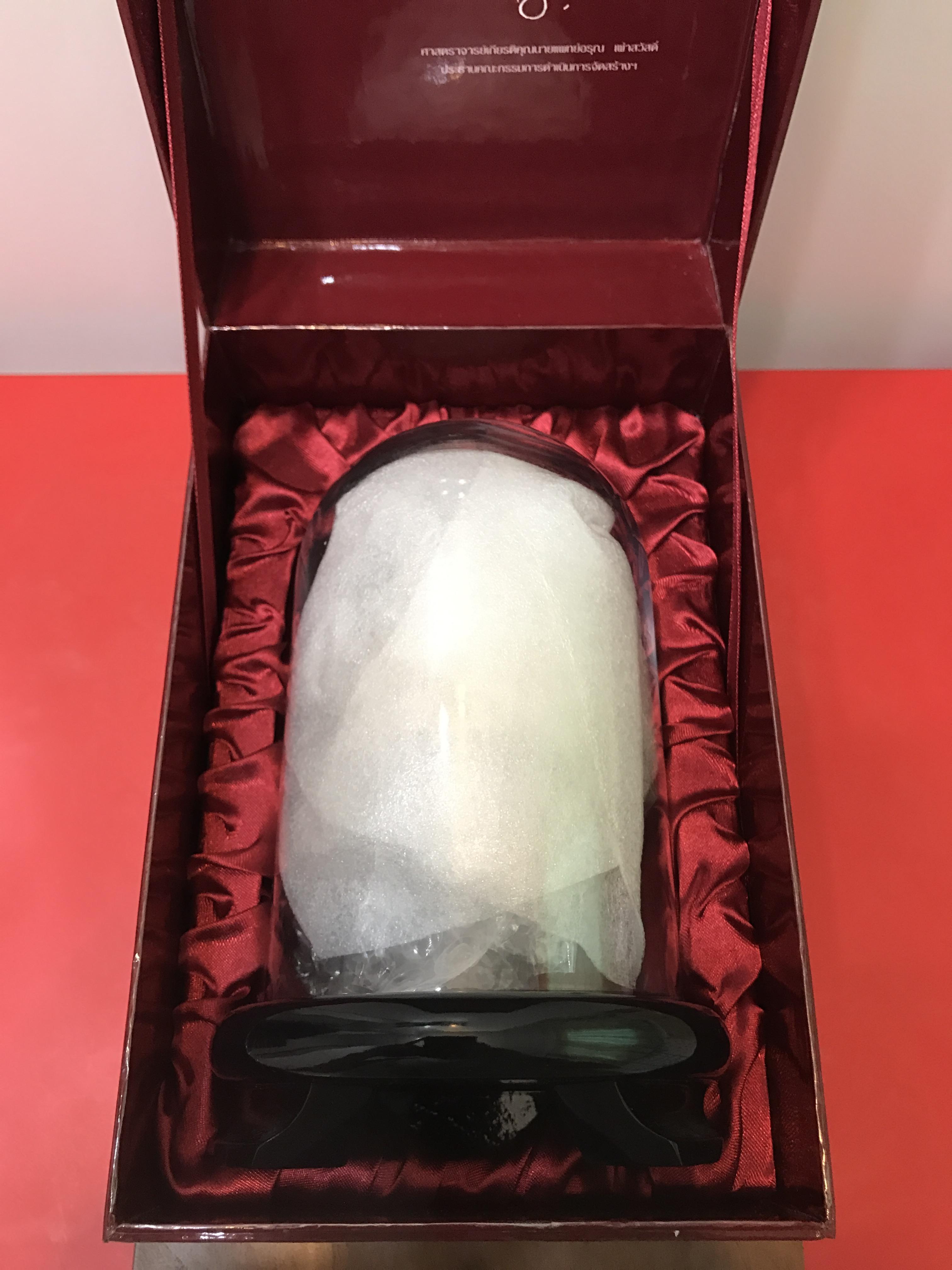 พระแก้วมรกต ภปร(รุ่นแรก) ปี45 รุ่นฉลองกรุงรัตนโกสินทร์ครบ 220 ปี หล่อลอยองค์ เนื้อเงิน ขนาดบูชา 50*90 มม. พร้อมฐานวางครอบแก้วเดิมครบสมบูรณ์(สวยงามและหายากมาก)