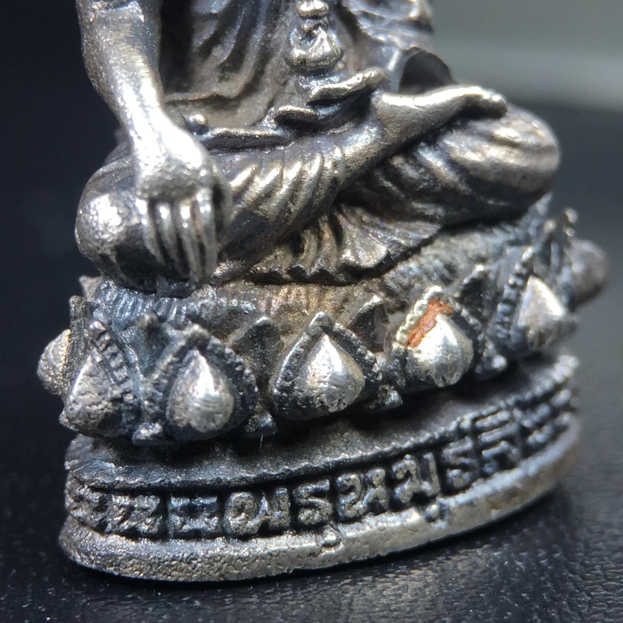 พระกริ่งพรหมรังสี อนุสรณ์ 190 ปี สมเด็จพระพุฒาจารย์ โต วัดอินทรวิหาร ปี2521 เนื้อเงิน(ผิวเดิมเข้มขลัง)พิธีมหาพุทธาภิเษกครั้งยิ่งใหญ่ พิธีสรรพสิทธิชัยไพรีพินาศมหามังคลาภิเษก หมายถึงฤกษ์การปลุกเสกที่เน้นด้านโชคลาภ มีชัยชนะต่อศัตรูการค้า การงาน(รุ่นนี้แนะนำ)