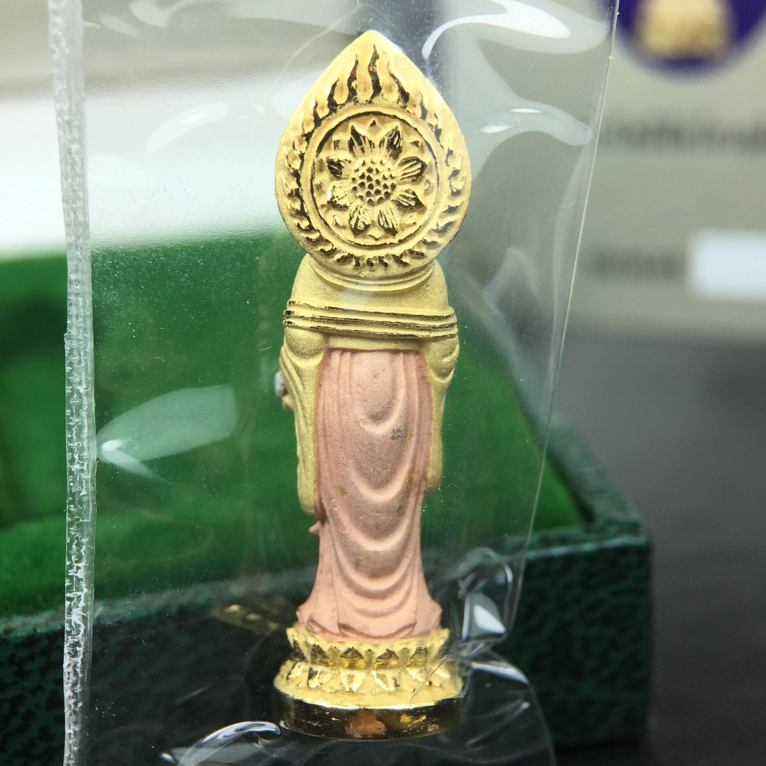 พระโพธิสัตว์อวโลกิเตศวร(เจ้าแม่กวนอิม)รุ่นฉลองปีกาญจนาภิเษก ปี2540 เนื้อเงินบริสุทธิ์ 99.9%(ชุบ3กษัตริย์) เทศบาลนครหาดใหญ่จัดสร้างถวายเฉลิมพระเกียรติพระบาทสมเด็จพระเจ้าอยู่หัวทรงครองสิริราชสมบัติครบ 50 ปี(สภาพซีนซองเดิมกล่องบรรจุการ์ดใบรับรองเดิมครบ)หายาก