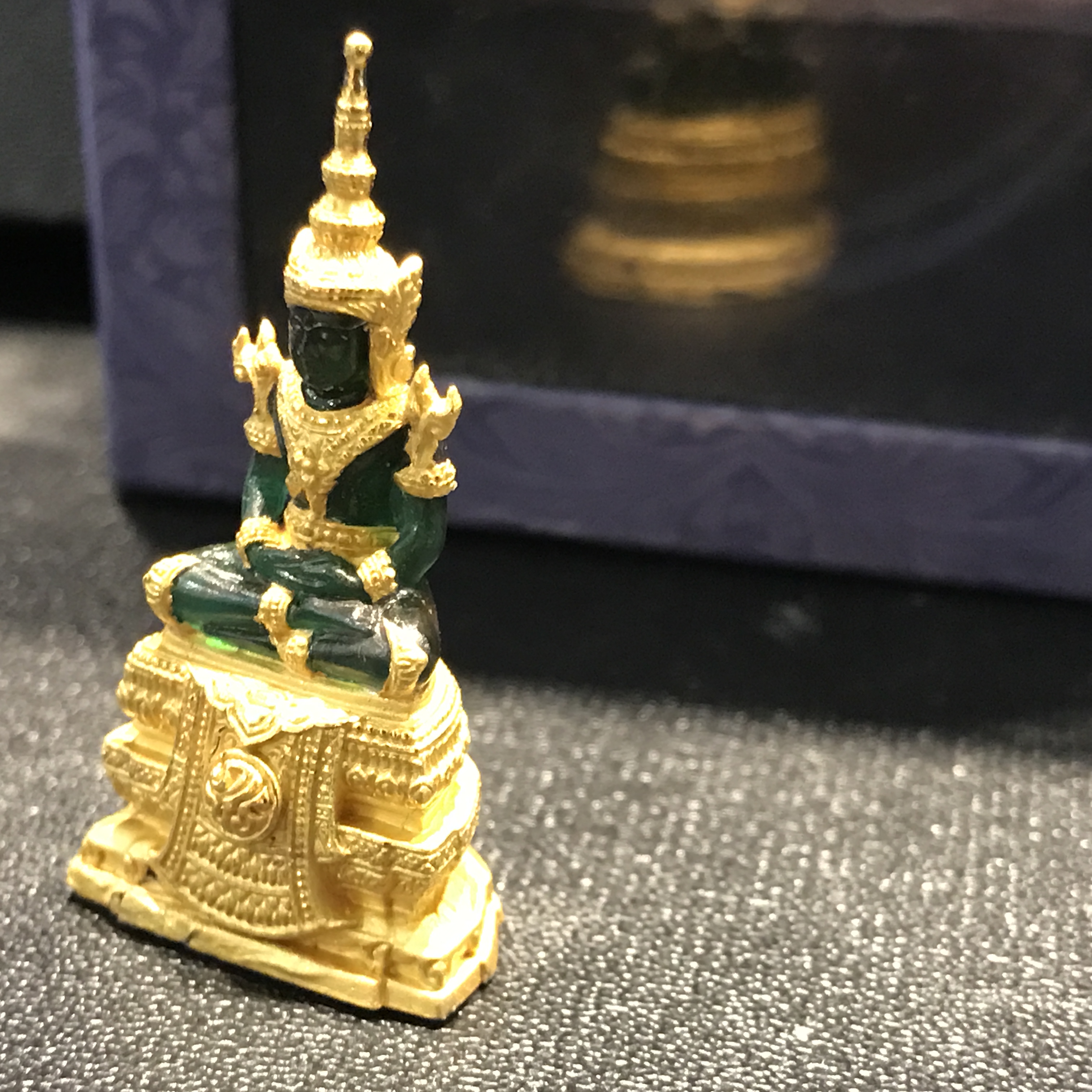 พระแก้วมรกตลอยองค์ ภปร.หน้าตัก 1/2 นิ้ว จัดสร้างโดยรพ.ภูมิพลฯ ปี2547 เนื้อเรซินหุ้มทองคำ