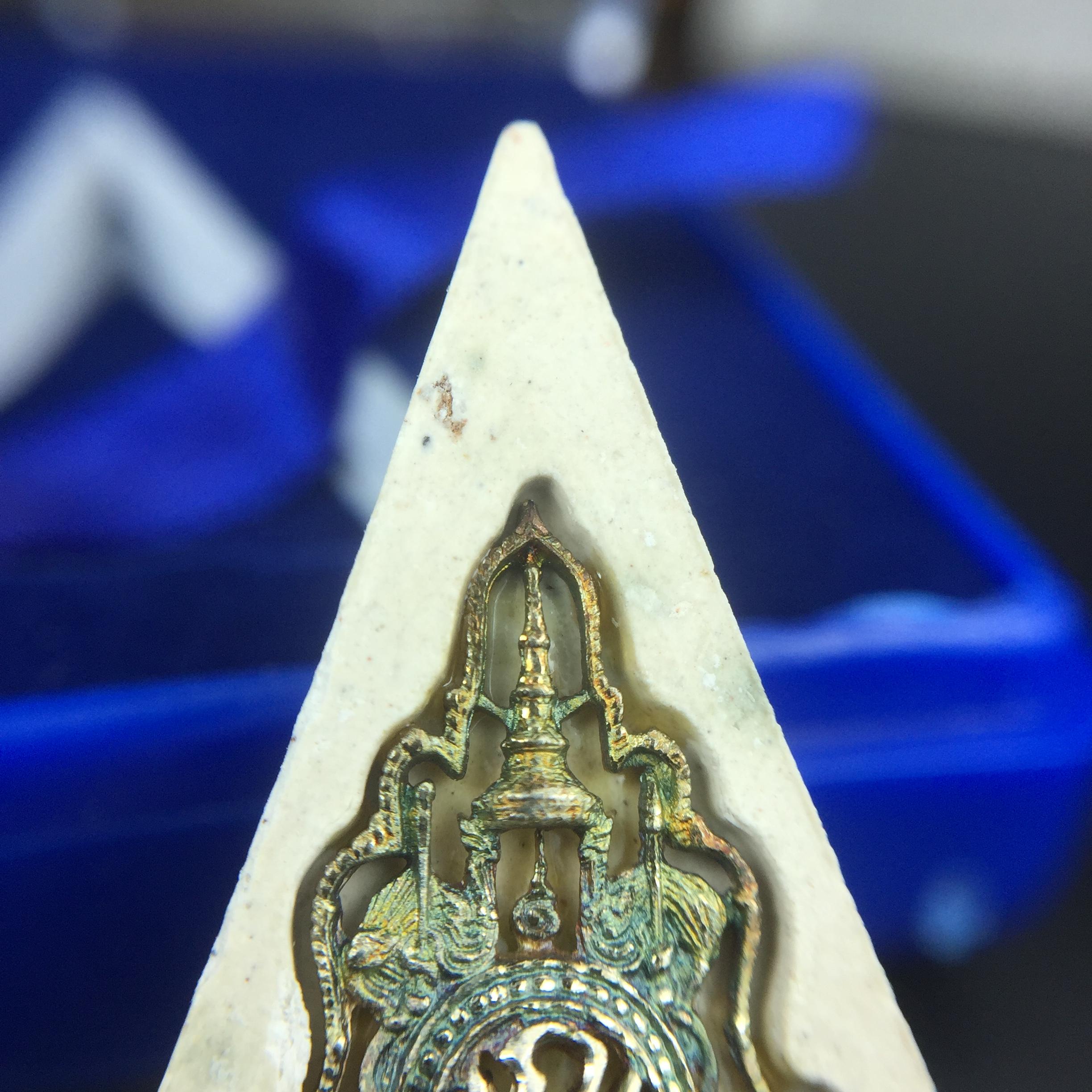 พระแก้วมรกต(จำลอง)ทรงเครื่องฤดูร้อน พระผงบูชา ด้านหน้าปิดทอง ด้านหลังตราสัญลักษณ์ฉลองสิริราชสมบัติครบ 60ปี เนื้อเงินขึ้นสีรุ้งธรรมชาติสร้างสรรค์งดงาม(รุ่นนี้ได้พระราชทานเส้นพระเจ้า(เส้นผม)รัชกาลที่9ในการจัดสร้าง)