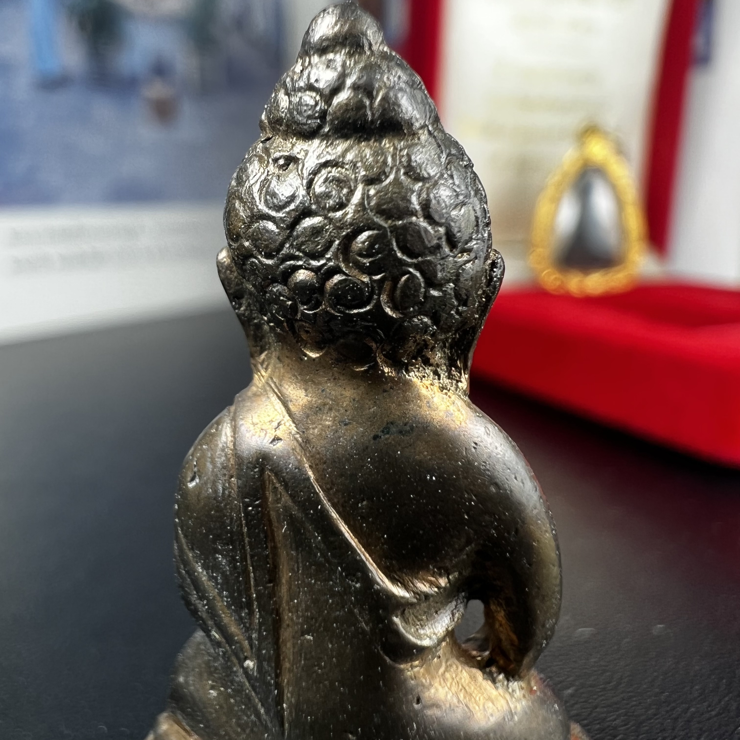 พระกริ่ง-พระชัยวัฒน์ ปวเรศ ปี2530 วัดบวรนิเวศราชวรวิหาร(องค์พระชัยวัฒน์เลี่ยมกรอบทองคำแท้)(ในหลวง ร.9 เสด็จเททอง)(บรรจุเส้นเกศาในหลวงรัชกาลที่9)พร้อมสูจิบัตรเดิมตอนจัดสร้าง(สภาพสวยครบสมบูรณ์) (องค์หน้าใหญ่)(องค์ทองทบ)แบบพิมพ์นิยมหายาก