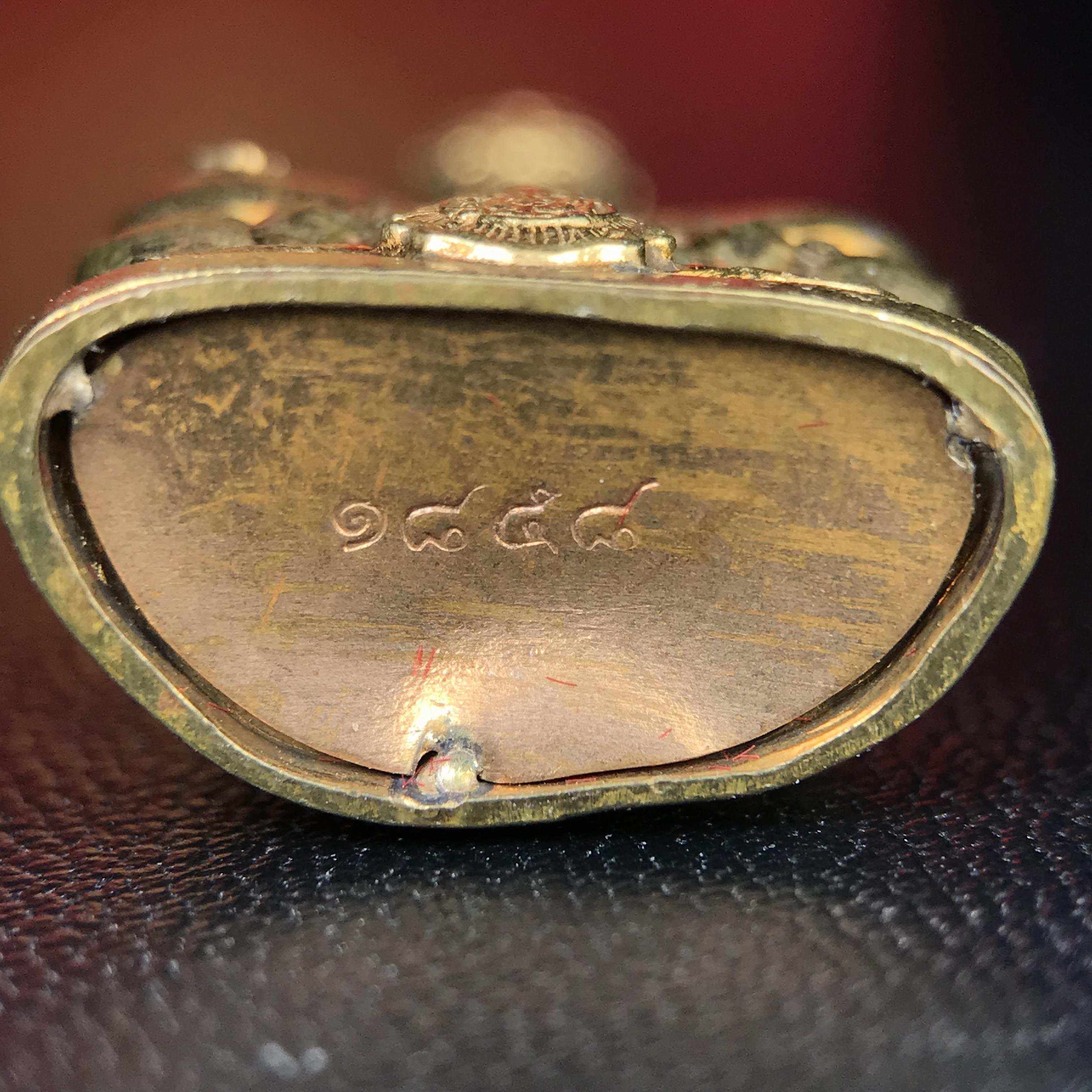 พระกริ่งไพรีพินาศ บรรจุเหล็กไหล ครั้งแรกและครั้งเดียวในประวัติศาสตร์ เฉลิมพระเกียรติ พระบาทสมเด็จพระเจ้าอยู่หัวรัชกาลที่9 พระชนมพรรษา 6 รอบ ปี2542 เนื้อสัมฤทธิ์(บรรจุเหล็กไหล)ดีนอก-ดีใน พิธีใหญ่ มวลสารเด่น(พิเศษกรรมการ ตอก 2 โค๊ต หมายเลข ๑๘๕๘)หายาก