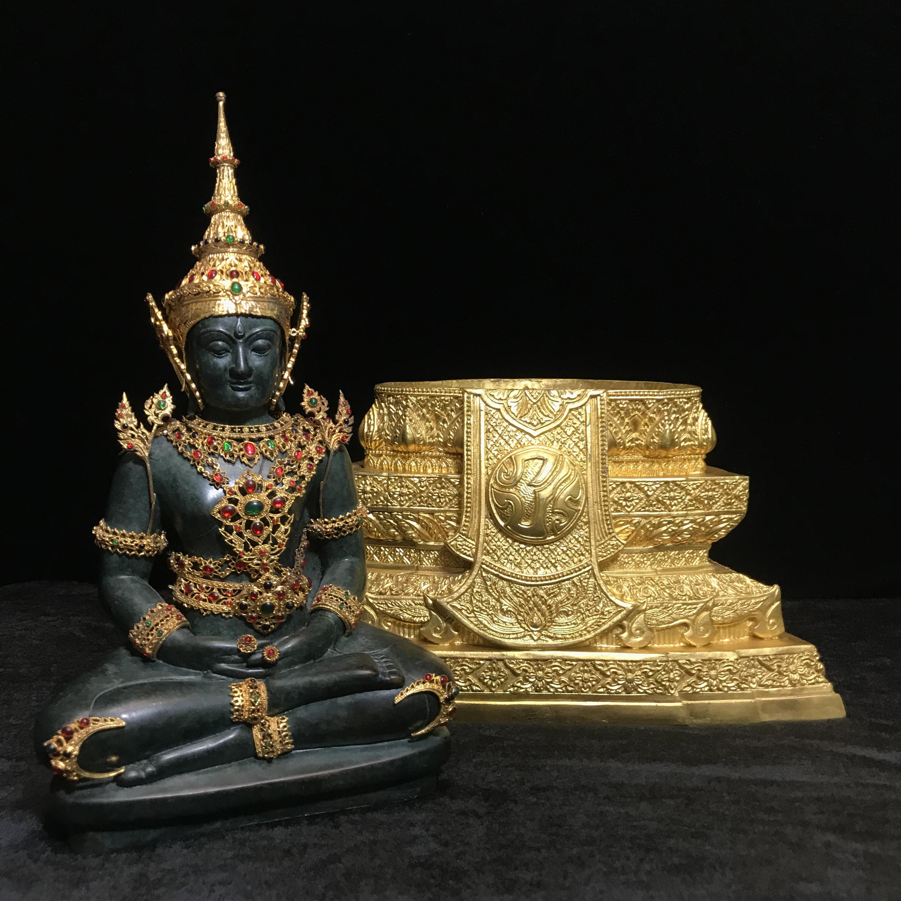 พระพุทธมหามณีรัตนปฏิมากร จำลอง (พระแก้วมรกต) ขนาดบูชาหน้าตัก 5 นิ้ว ตราสัญลักษณ์ ภ.ป.ร. รุ่นแรก ปี2547 เนื้อนวโลหะเคลือบสีเขียว(เครื่องทรงนวโลหะชุบทอง)