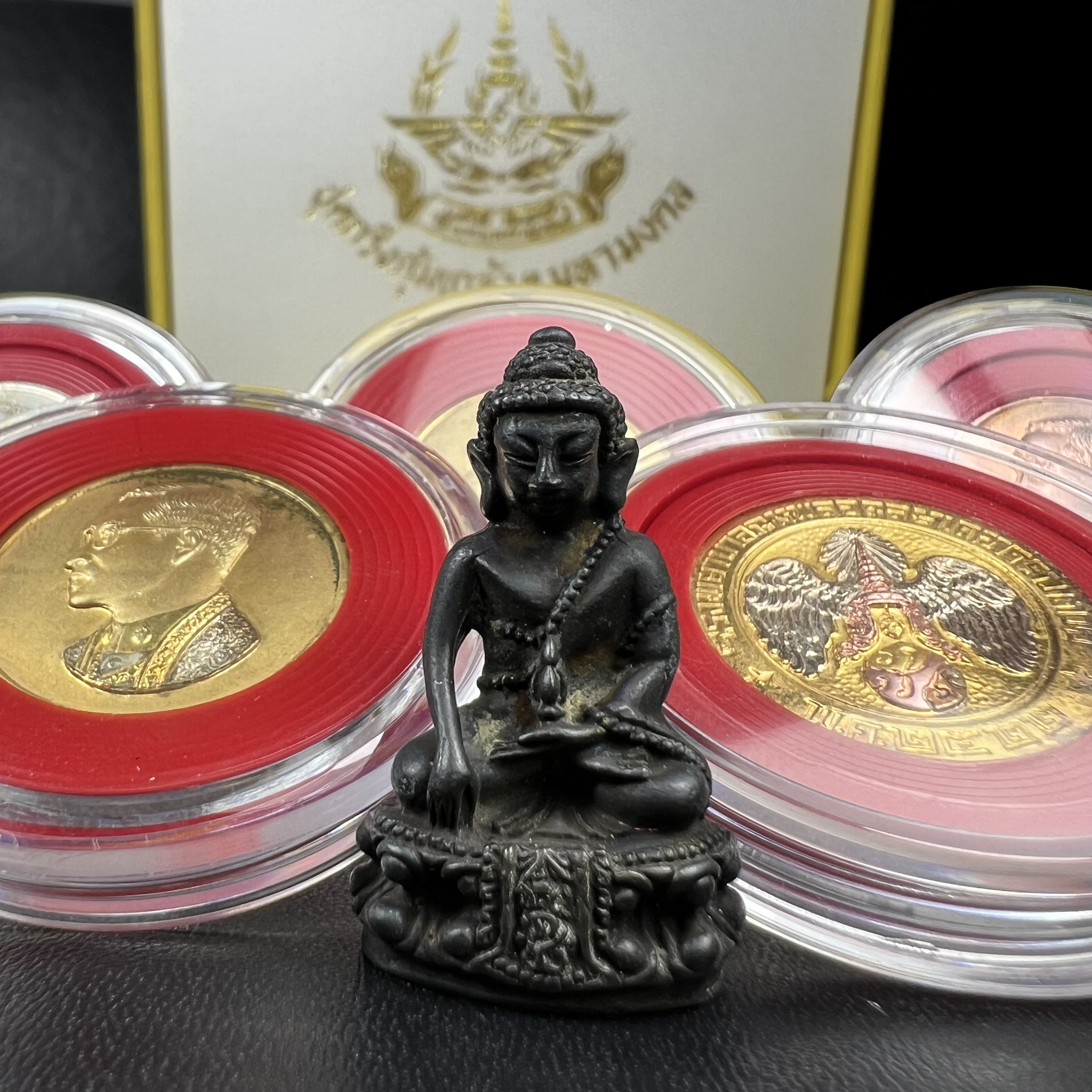 วัตถุมงคลคุ้มเกล้าฯ มหามงคลเฉลิมพระชนมพรรษา 6 รอบ รัชกาลที่ 9 ชุดพิเศษกรรมการ(สุดหายาก) (ในหลวงรัชกาลที่9 ทรงจุดไฟพระฤกษ์และเททอง พิธีใหญ่)ยอดนิยมหายาก