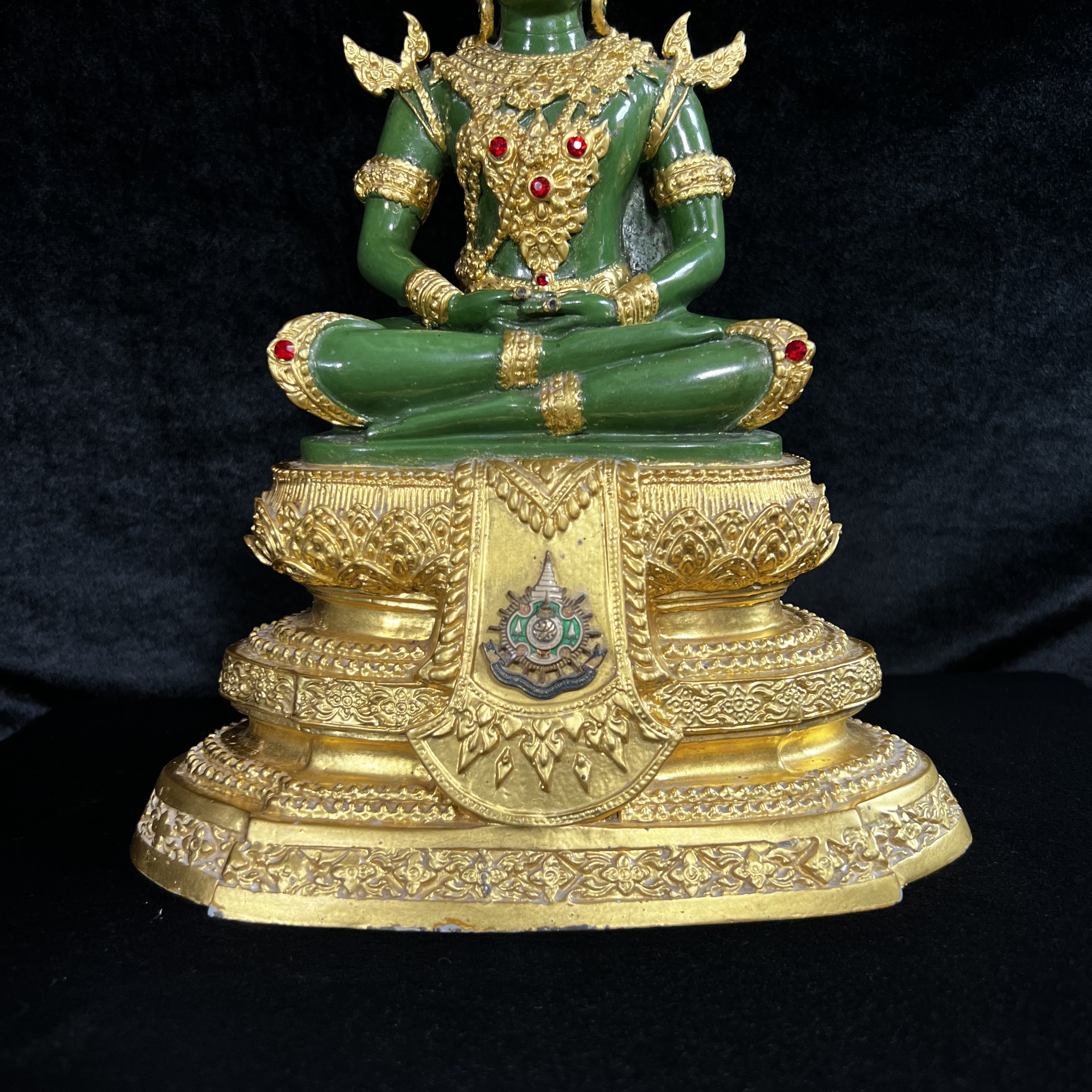 พระพุทธมหามณีรัตนปฏิมากร (จำลอง)พระแก้วมรกต วัดพุทธไทยถาวรวนาราม นครนิวยอร์ก ตรา ภปร. 6รอบ 72พรรษา ในหลวงรัชกาลที่9 ปี2542 ขนาดบูชาหน้าตัก 5นิ้ว หล่อเนื้อโลหะ(ในหลวงรัชกาลที่9 เสด็จเจิมพระสุหร่าย)(1ใน999องค์)