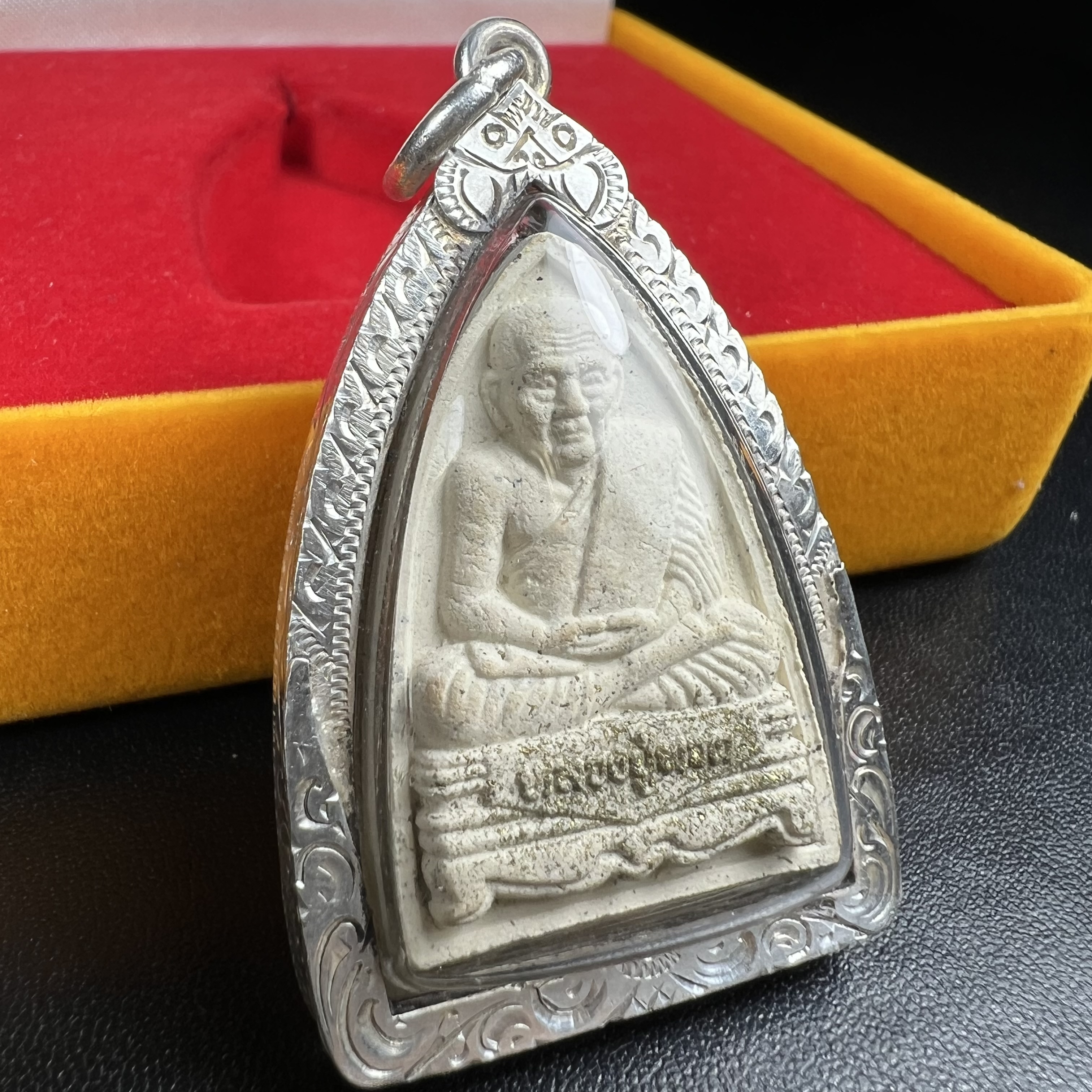 พระหลวงปู่ทวด ภปร.ปี 2547(พระชุดกรรมการ)ทรงกลีบบัว เนื้อผงสมเด็จฯ(โรยผงตะไบ ชนวนเก่า) เลี่ยมกรอบเนื้อเงินแท้(95%) กล่องบรรจุเดิมครบ พิธีมหาพุทธาภิเษก ณ วัดพระศรีรัตนศาสดาราม(วัดพระแก้ว)(เนื้อสีขาวหายากพบเจอน้อย)