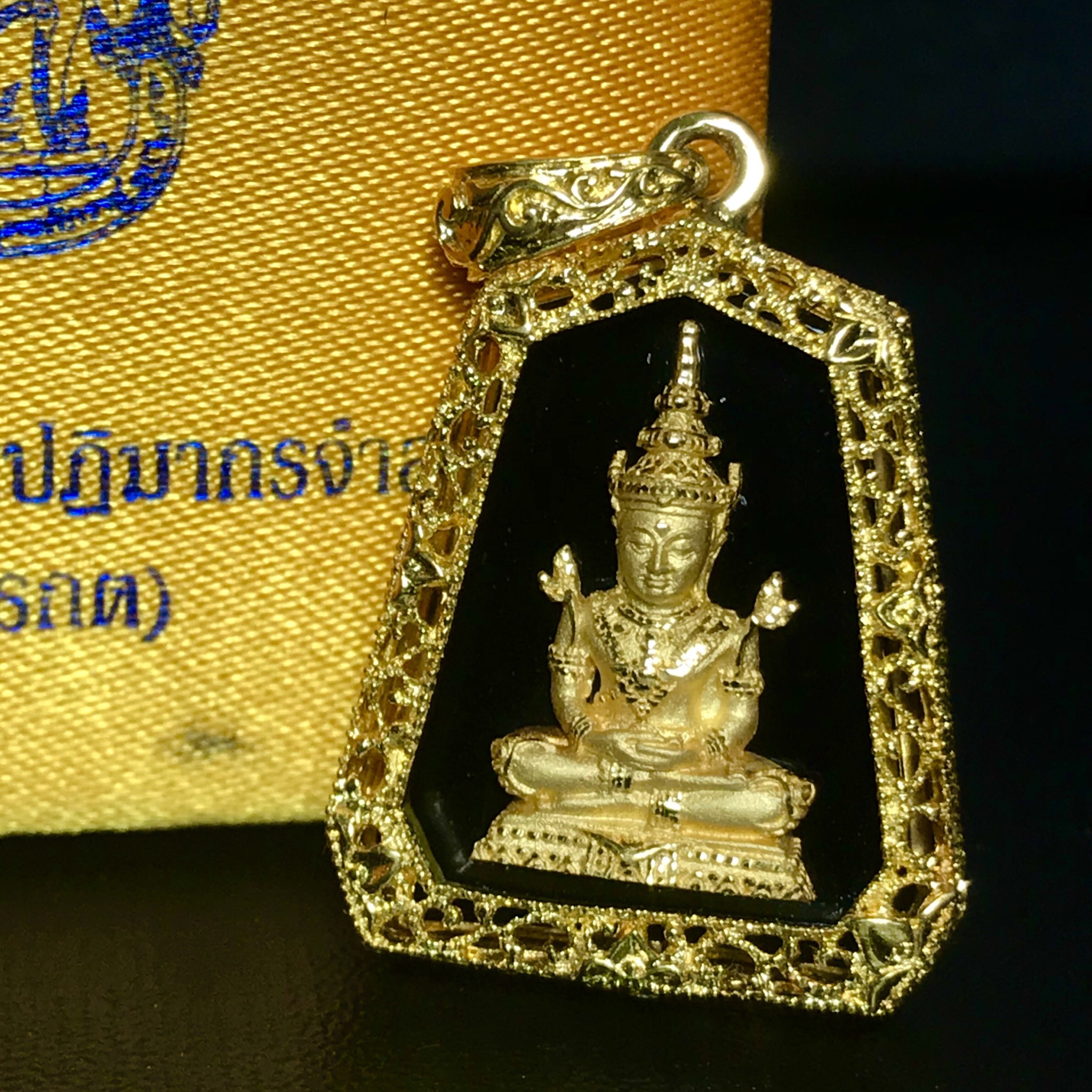 เหรียญพระแก้วมรกต(จำลอง)ทรงเครื่องฤดูร้อนแบบเจ็ดเหลี่ยม เนื้อทองคำ ด้านหลังตราสัญลักษณ์ฉลองสิริราชสมบัติครบ 60 ปี(1ใน1999องค์)(หายากมาก)