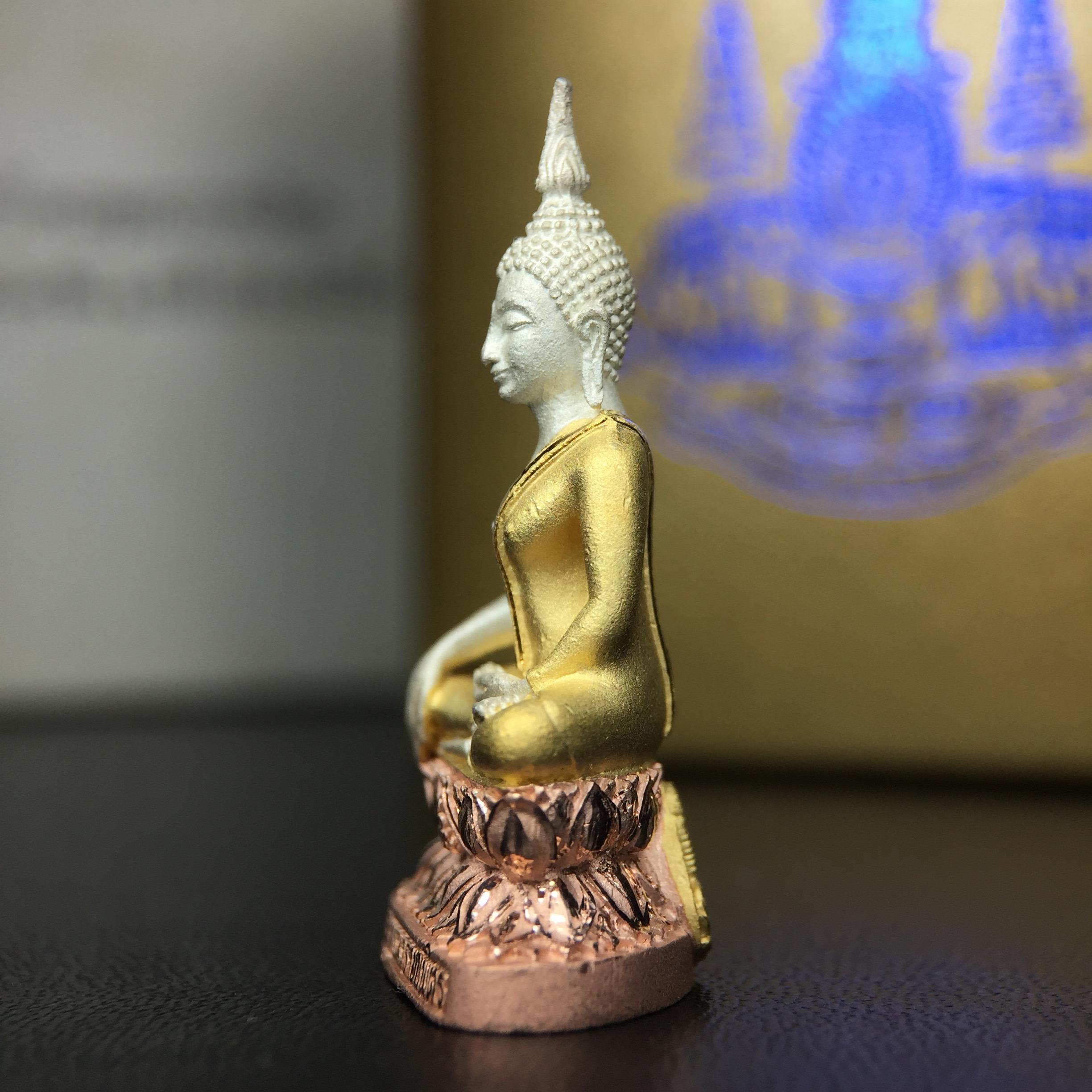 พระกริ่งพระพุทธนวราชบพิตร ครองสิริราชสมบัติครบ 50 ปี พ.ศ.2540 ขนาดสูง 3.2 ซม. เนื้อเงินสามกษัตริย์(คัดสภาพสวย องค์นี้ผิวเดิมสวยมาก) พร้อมกล่องบรรจุเดิมครบสมบูรณ์ 1ใน 9500 องค์(พุทธนวราชบพิตร นิมิตรหมายแห่งความสามัคคี ด้วยไมตรีแห่งองค์พระภูมิพล)