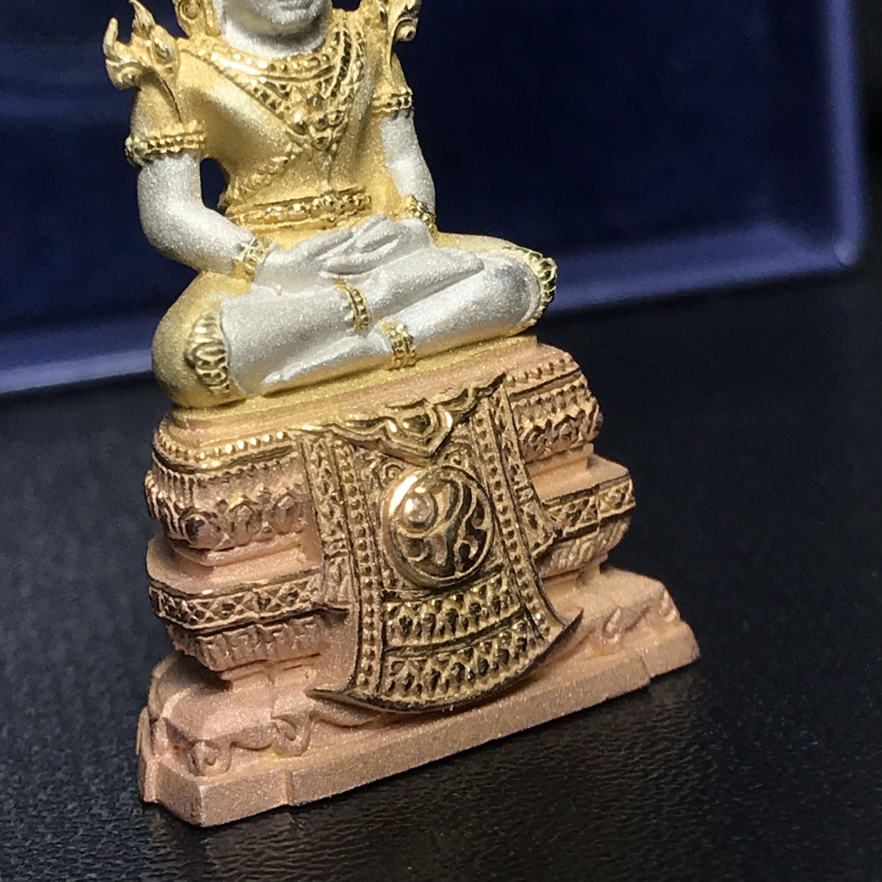 พระแก้วมรกต ภปร. ปี2547 จัดสร้างโดย รพ.ภูมิพลฯ เนื้อเงิน (3 กษัตริย์)ลอยองค์ หน้าตัก 1/2 นิ้ว(1ใน3000องค์)