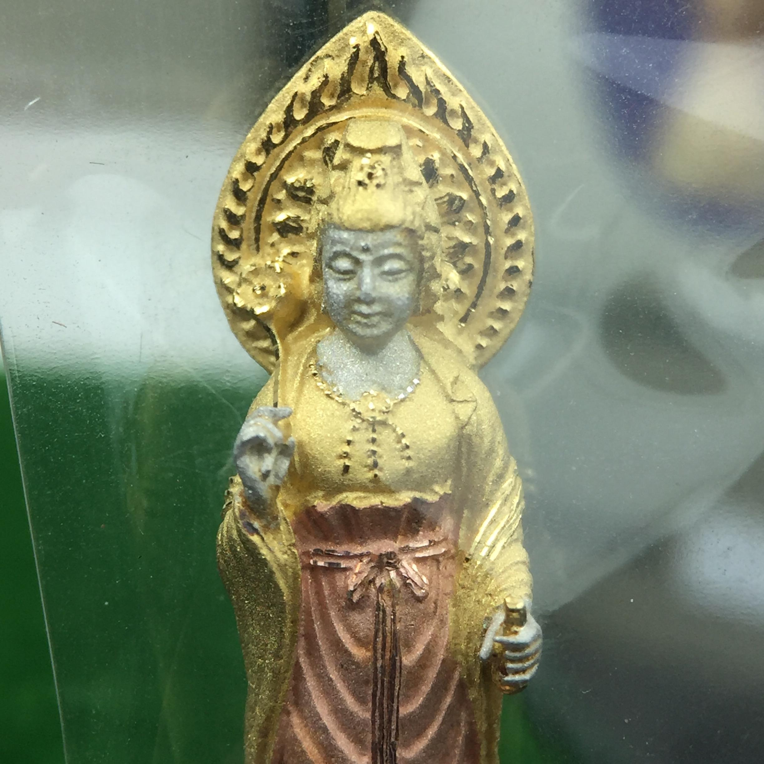 พระโพธิสัตว์อวโลกิเตศวร(เจ้าแม่กวนอิม)รุ่นฉลองปีกาญจนาภิเษก ปี2540 เนื้อเงินบริสุทธิ์ 99.9%(ชุบ3กษัตริย์) เทศบาลนครหาดใหญ่จัดสร้างถวายเฉลิมพระเกียรติพระบาทสมเด็จพระเจ้าอยู่หัวทรงครองสิริราชสมบัติครบ 50 ปี(สภาพซีนซองเดิมกล่องบรรจุการ์ดใบรับรองเดิมครบ)หายาก