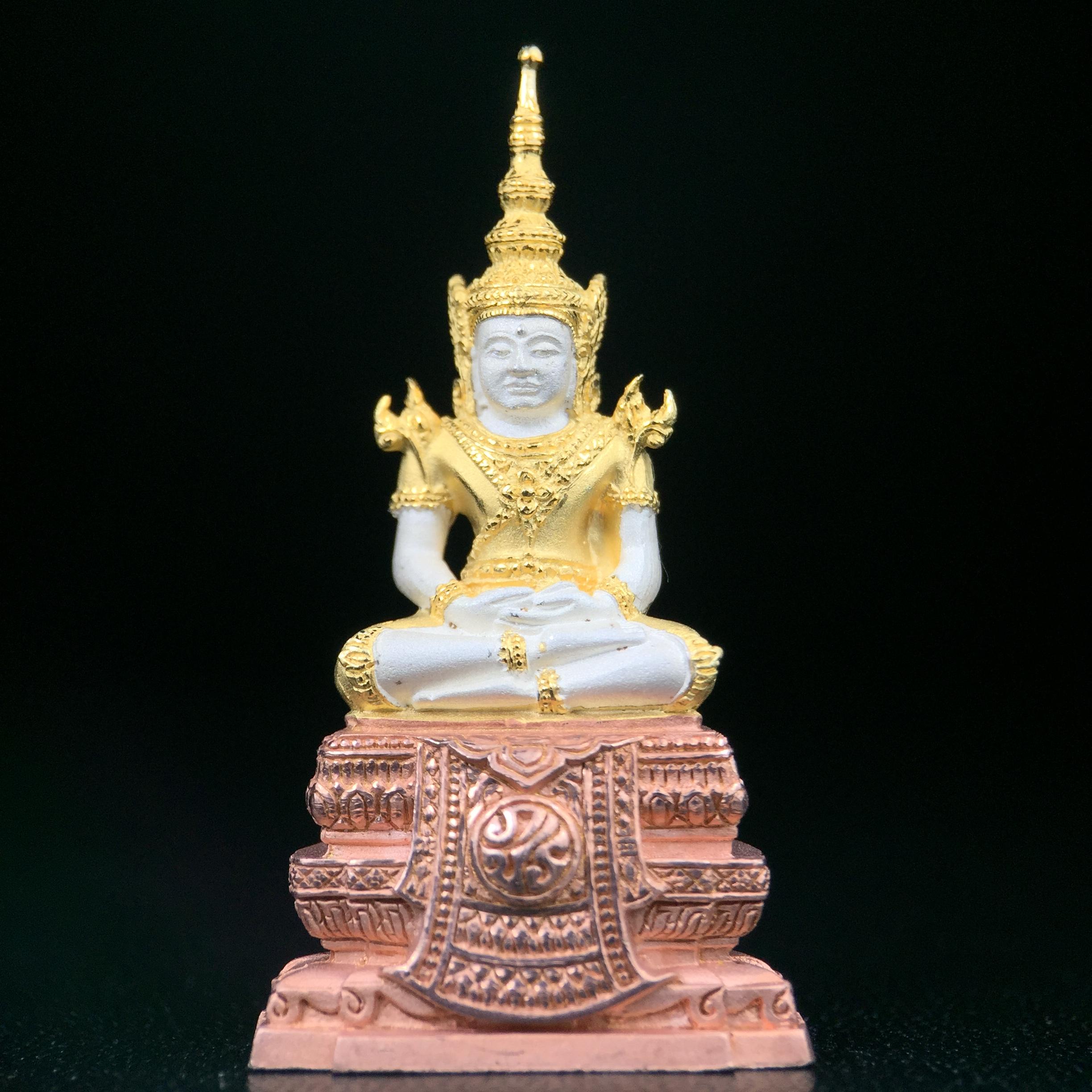 พระแก้วมรกต ภปร. ปี2547 จัดสร้างโดย รพ.ภูมิพลฯ เนื้อเงิน (3 กษัตริย์)ลอยองค์ หน้าตัก 1/2 นิ้ว งดงามทรงคุณค่าอีกหนึ่งรุ่นยอดนิยม หายาก