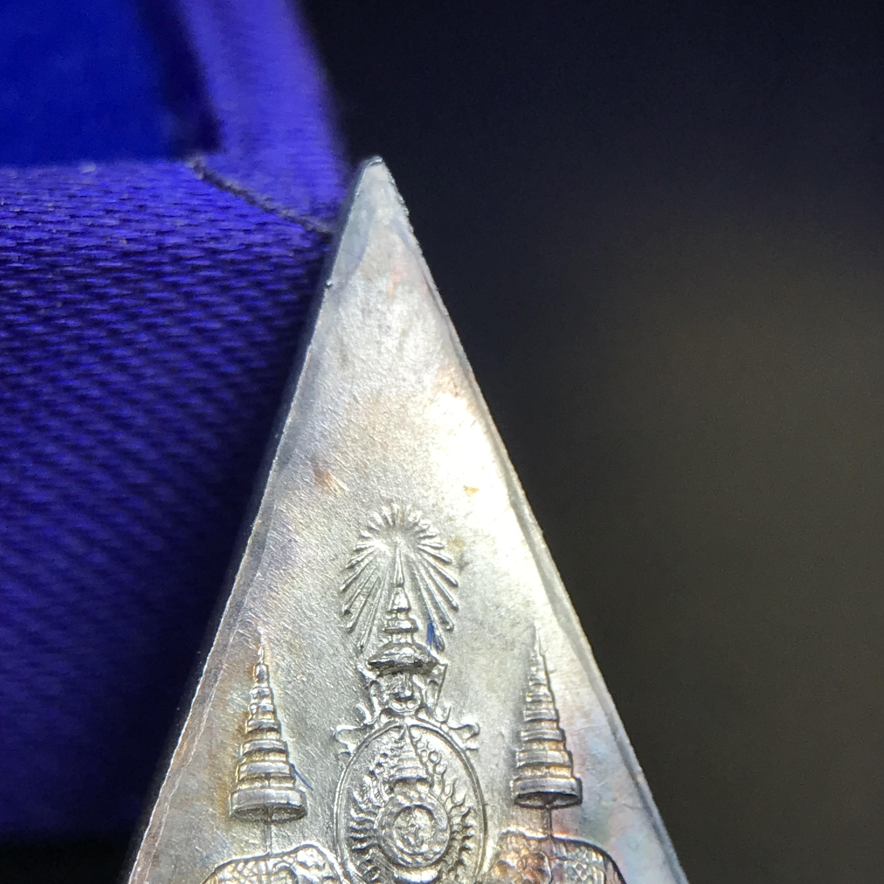 พระพุทธนวราชบพิตร พระพิมพ์จิตรลดา โครงการหลวง ปี2539 (พิมพ์ใหญ่+พิมพ์เล็ก) เนื้อเงินผิวเดิมขึ้นสีรุ่ง สวย แบบนิยมพร้อมกล่องบรรจุเดิม พิธีใหญ่ ปลุกเสกวัดพระแก้ว(1ชุด 2 องค์)