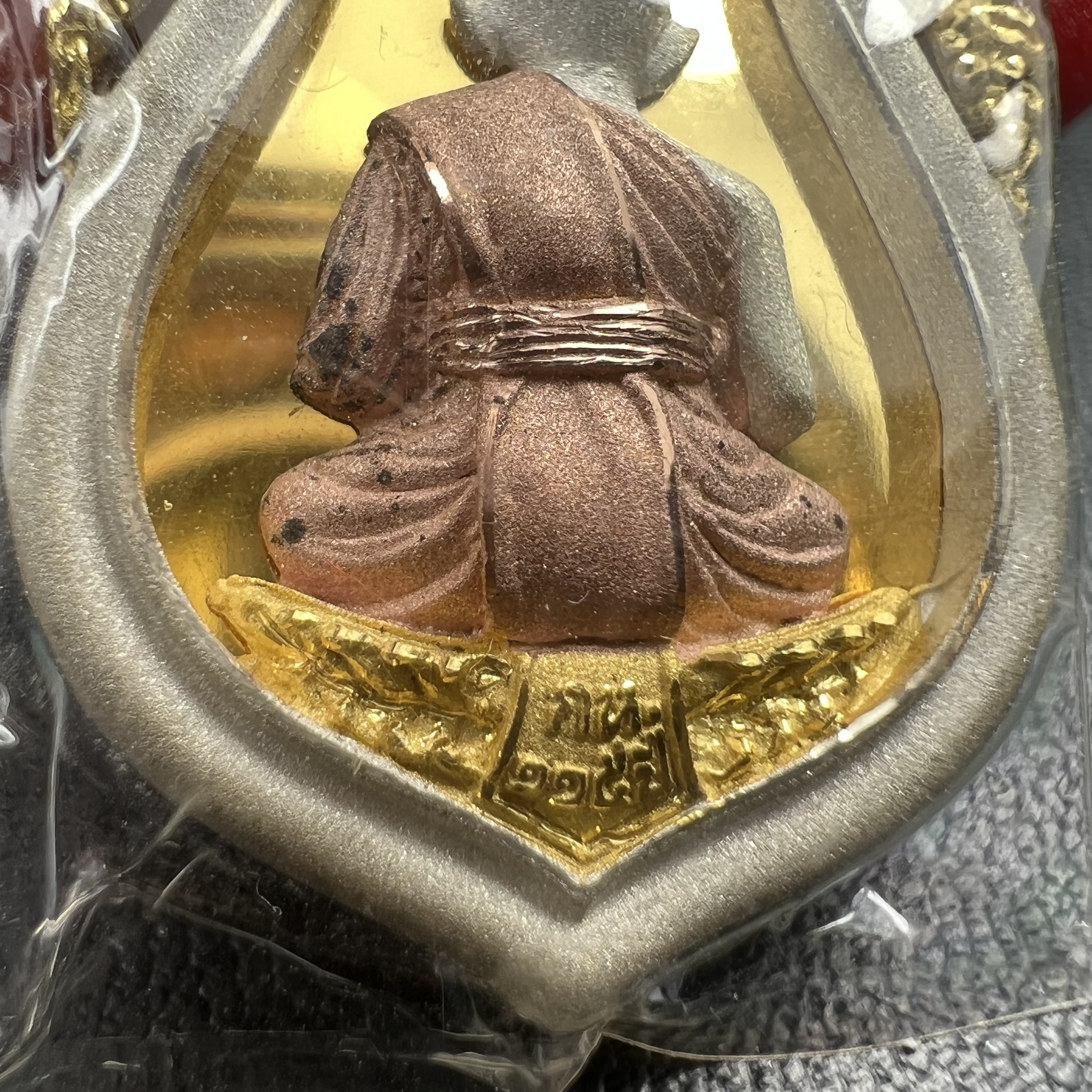 หลวงพ่อทวดเหยียบน้ำทะเลจืด รุ่นครบรอบกระทรวงกลาโหม 115 ปี พิธีปลุกเสก ณ มหาเจดีย์วัดพะโค๊ะ และบนเรือรบหลวงกองเรือยุทธการภาคที่ 2 กลางทะเล จังหวัดสงขลา ปี2545 เหรียญทรงเสมาเนื้อเงินสามกษัตริย์(ฉากพื้นหลังผิวกระจก) ตอกโค๊ตและหมายเลข ซีนซองเดิมกล่องบรรจุเดิม