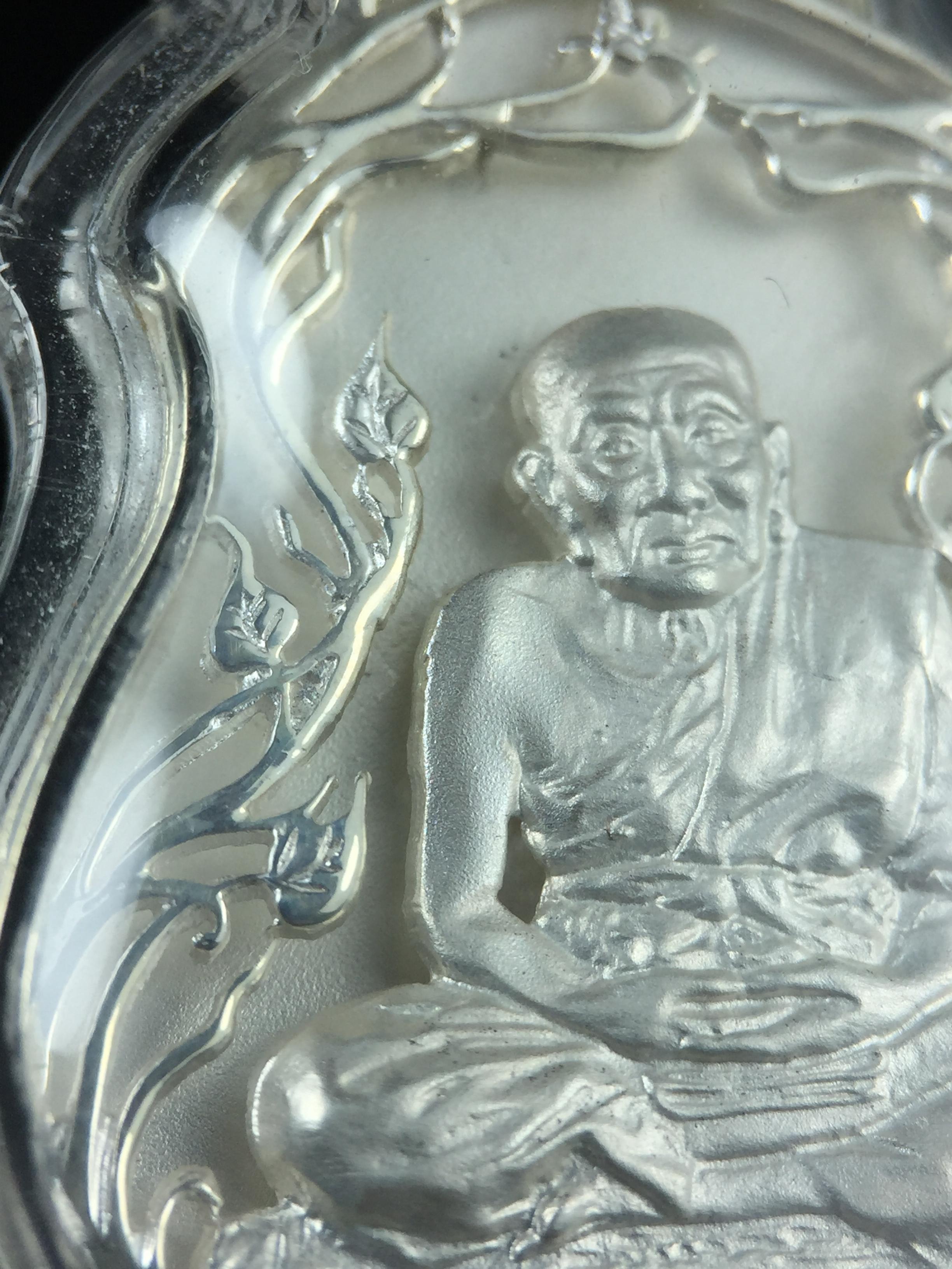 เหรียญหลวงปู่ทวด พระนามาภิไธย สก. แบบงานฉลุโบราณ(HAND MADE) ปี 2544 เนื้อเงิน พิธีปลุกเสก ณ อุโบสถวัดช้างให้ และ พิธีมังคลาภิเษก ณ พระอุโบสถ วัดพระศรีรัตนศาสดาราม(วัดพระแก้ว) (1 ใน 2000 เหรียญ)พบเจอน้อยหายากมาก