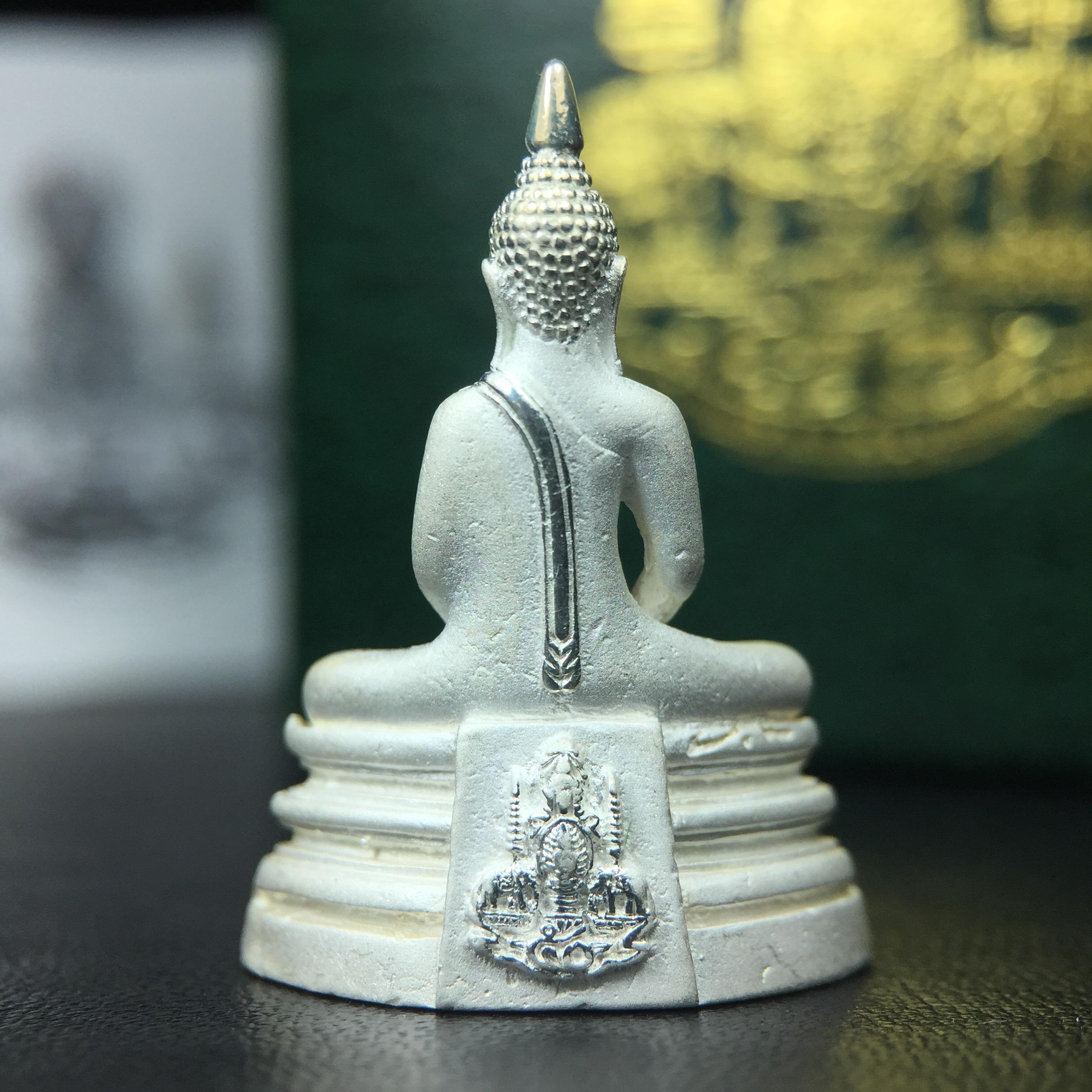 พระพุทธโสธร ภปร. รุ่นย้อนยุค สร้างพระอุโบสถ สมาคมชาวฉะเชิงเทรา จัดสร้าง ปี 2539 วโรกาสครองสิริราชสมบัติครบ 50 ปี เนื้อเงินทรายนวลขัดเงาบางส่วน พร้อมกล่องบรรจุและใบรับรองเดิม