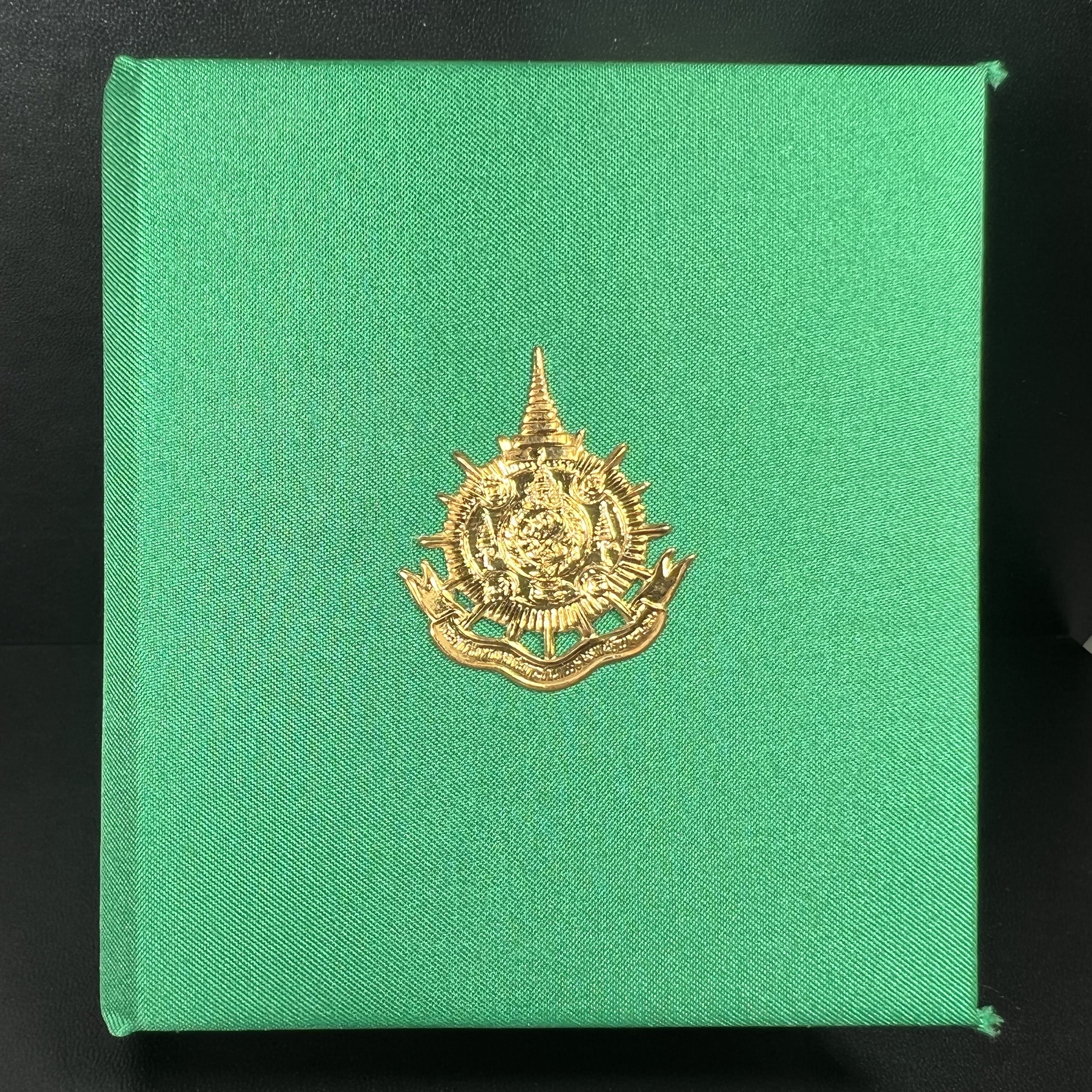 พระพุทธชินราช ภปร. ในวโรกาสพระราชพิธีมหามงคล เฉลิมพระชนมายุ6รอบ 5ธันวาคม2542 มูลนิธิพิทักษ์ดวงตาประชาชน จัดสร้าง เนื้อเงินบริสุทธิ์ 99.9% แบบชุบทองประกายเพชร 3 ไมครอน พิมพ์กลาง ขนาดสูง 2.4 ซม. พร้อมกล่องบรรจุเดิม