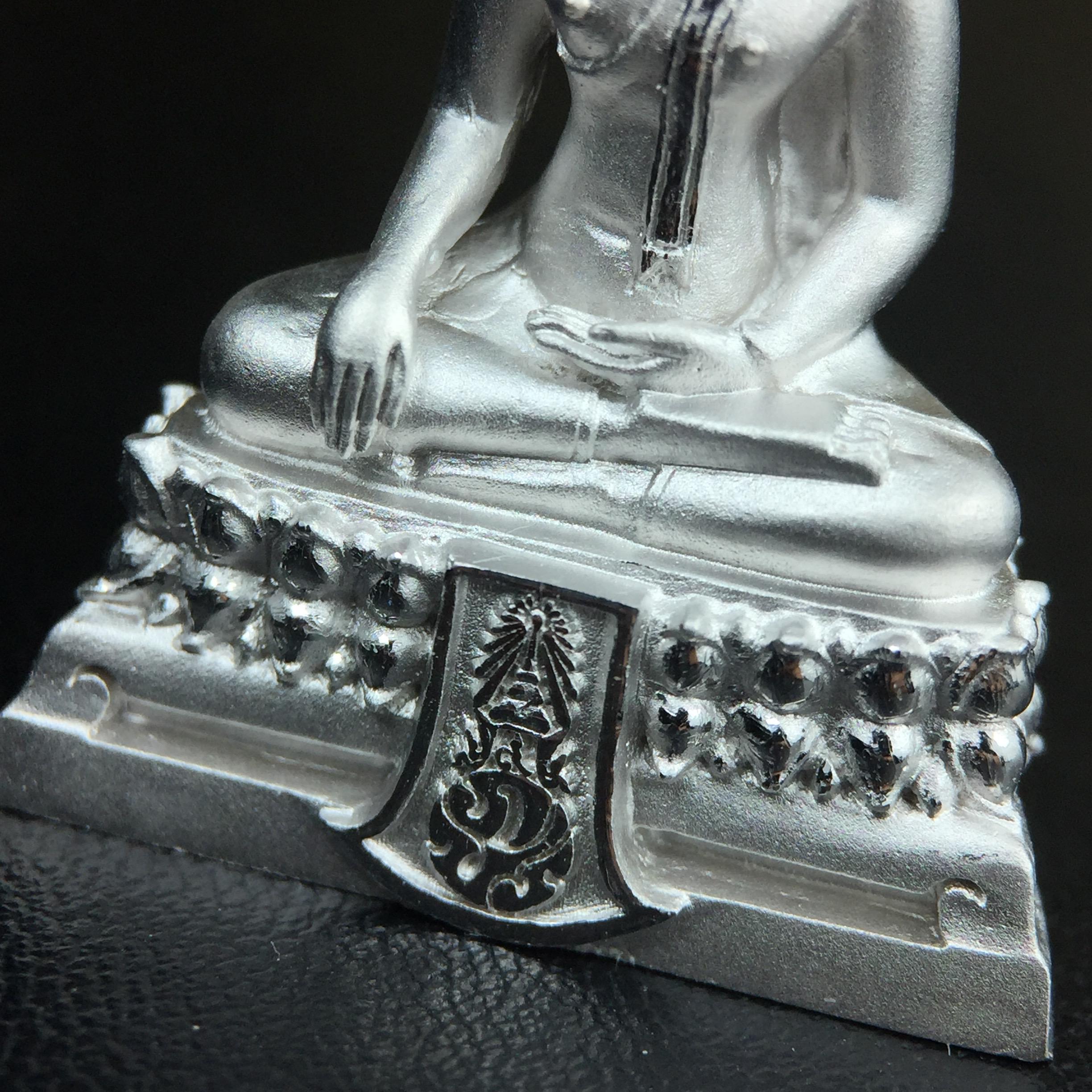 พระพุทธรูปคุ้มเกล้าฯ ภปร.(ใต้ร่มพระบารมี คุ้มเกล้า) 60ปี โรงพยาบาลภูมิพลฯ พ.ศ.2552 เนื้อเงิน ชุบทองคำขาว(พิมพ์ใหญ่ขนาด 35.5*24 มม.)สภาพสวยเดิมพร้อมกล่องบรรจุเดิม ตอกโค๊ดหมายเลขกำกับ หายาก(1ใน5000 องค์)