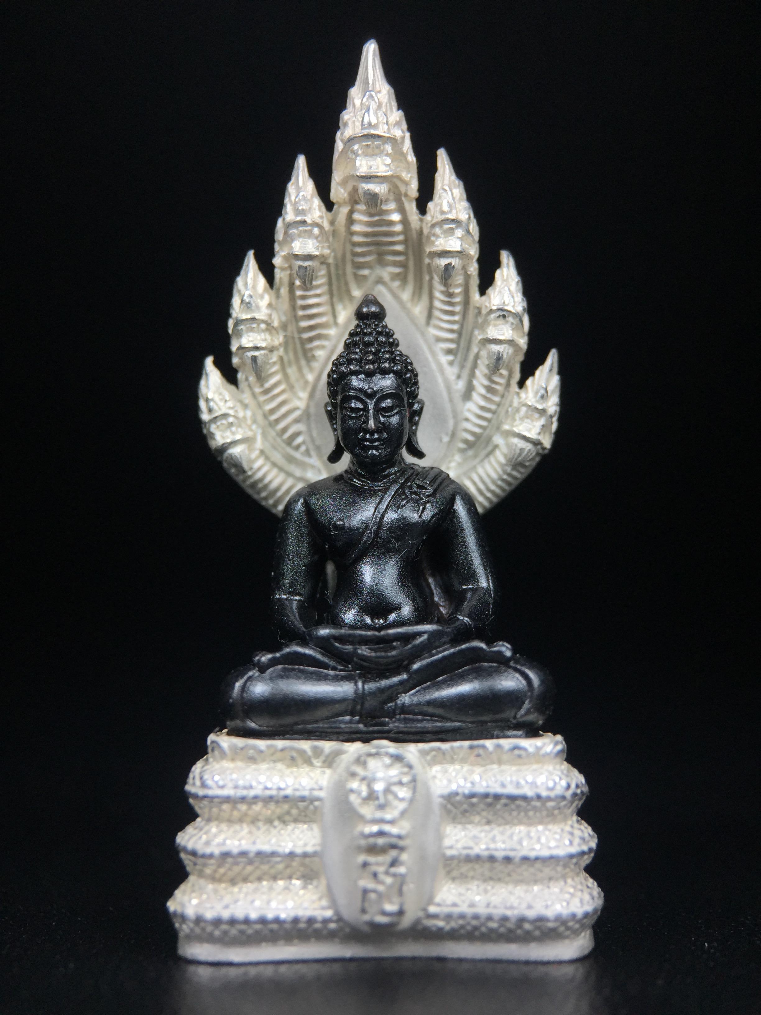 พระนาคปรก สธ. รุ่นสร้างพระอุโบสถเฉลิมพระเกียรติ 4 รอบ 84 พรรษา สมเด็จพระเทพรัตนราชสุดาฯ วัดบวรนิเวศวิหาร ปี 2543 พิมพ์ใหญ่ องค์พระเนื้อนวโลหะ ฐานนาคปรกเนื้อเงิน(สภาพ สวย )พิธีใหญ่ พุทธศิลป์งดงาม หายาก(องค์หมายเลขสวย ๘๓๘) (1 ใน 1999 องค์)