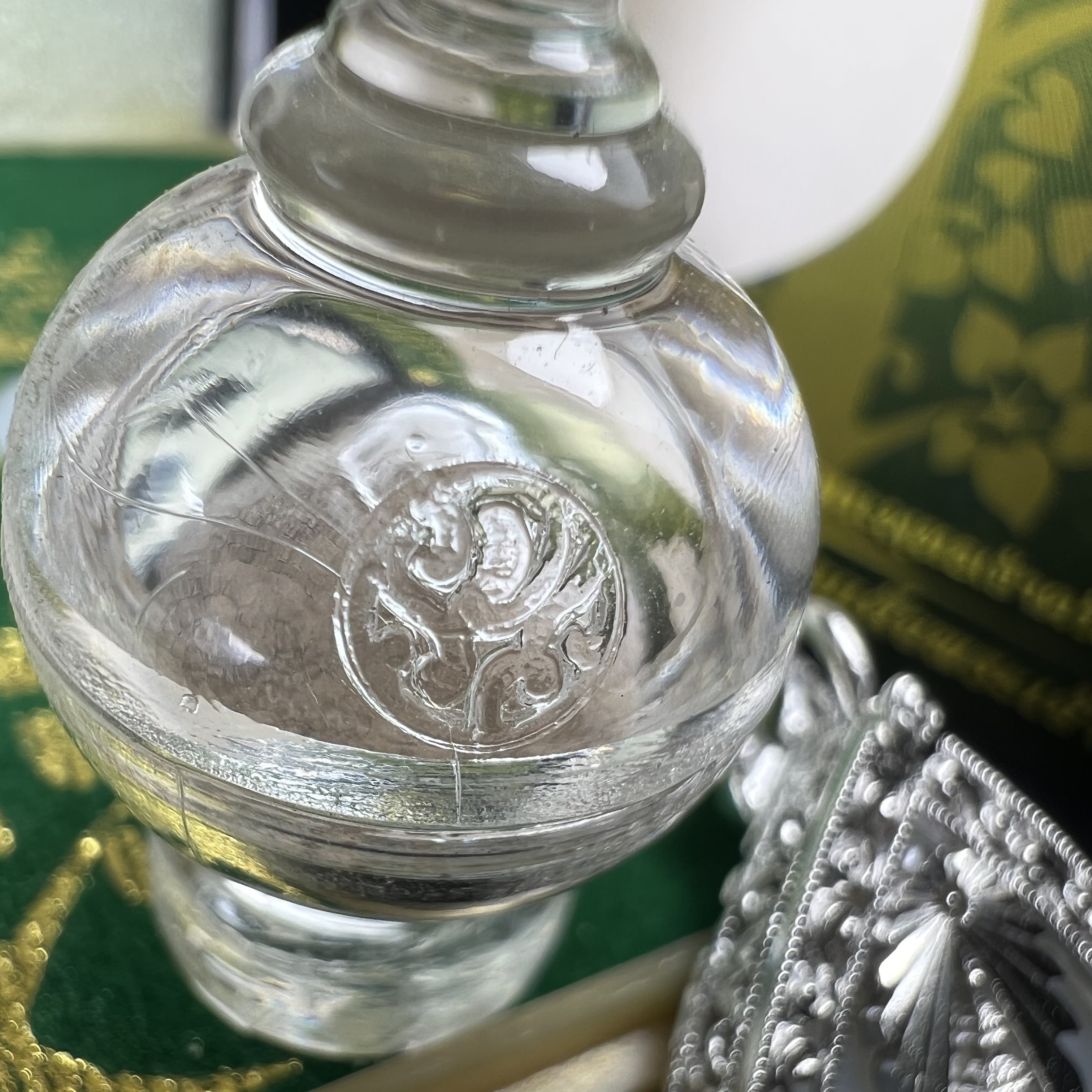 พระพุทธชินราช(จำลอง) ภปร. 84 พรรษา ทรงหยดน้ำ เนื้อเงินชุบทองคำขาว ขนาด 20*36 มม. (พระราชทานมวลสาร จิตรลดาและเส้นพระเจ้า(เส้นผม)รัชกาลที่9)งดงาม ทรงคุณค่า หายาก