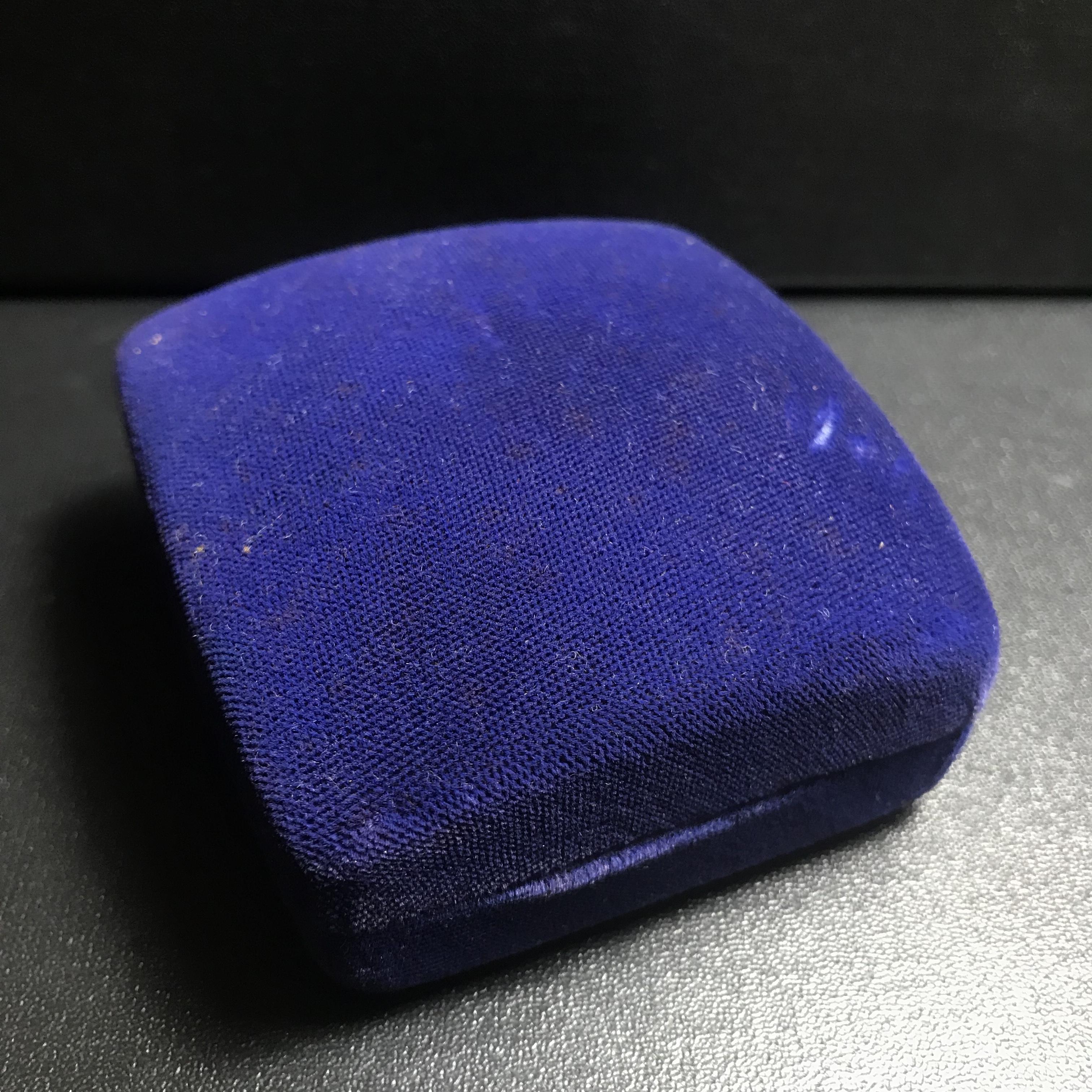 หลวงปู่แหวน วัดดอยแม่ปั๋ง รุ่นสร้างตึกโรงพยาบาล ปี 2521 หลัง ภปร.(ใหญ่) เนื้อเงิน(บล็อกนิยม)(คัดสวยสภาพผิวเดิม)กล่องเดิมครบสมบูรณ์(หายาก)