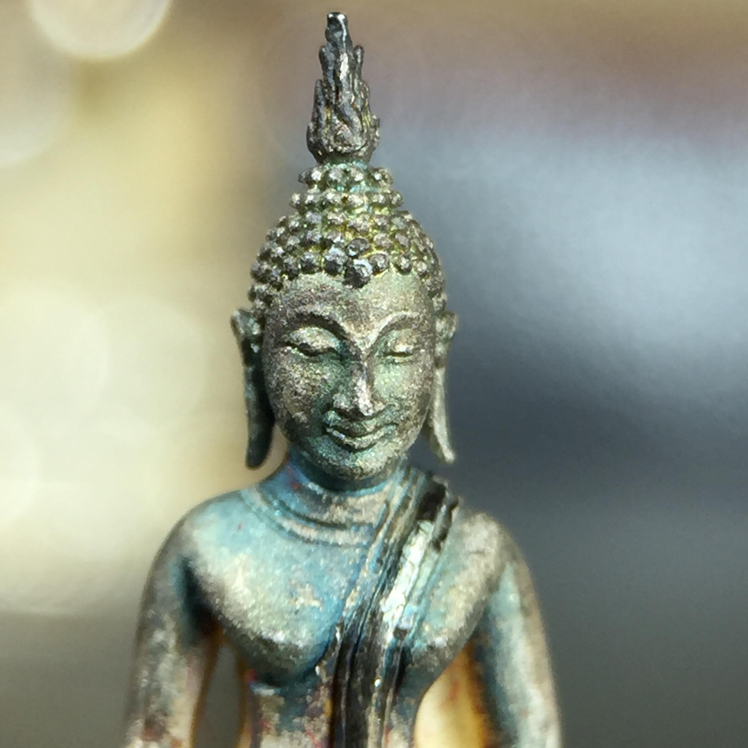 พระกริ่ง+พระชัยวัฒน์พระพุทธนวราชบพิตร ครองสิริราชสมบัติครบ 50 ปี พ.ศ.2540 เนื้อเงินผิวเดิมๆขึ้นสีรุ้งธรรมชาติแบบนิยม(หายาก)(สีสันที่ธรรมชาติสรรค์สร้าง)พร้อมกล่องบรรจุเดิมครบ(1ชุด 2 องค์)1 ใน 9500 ชุด