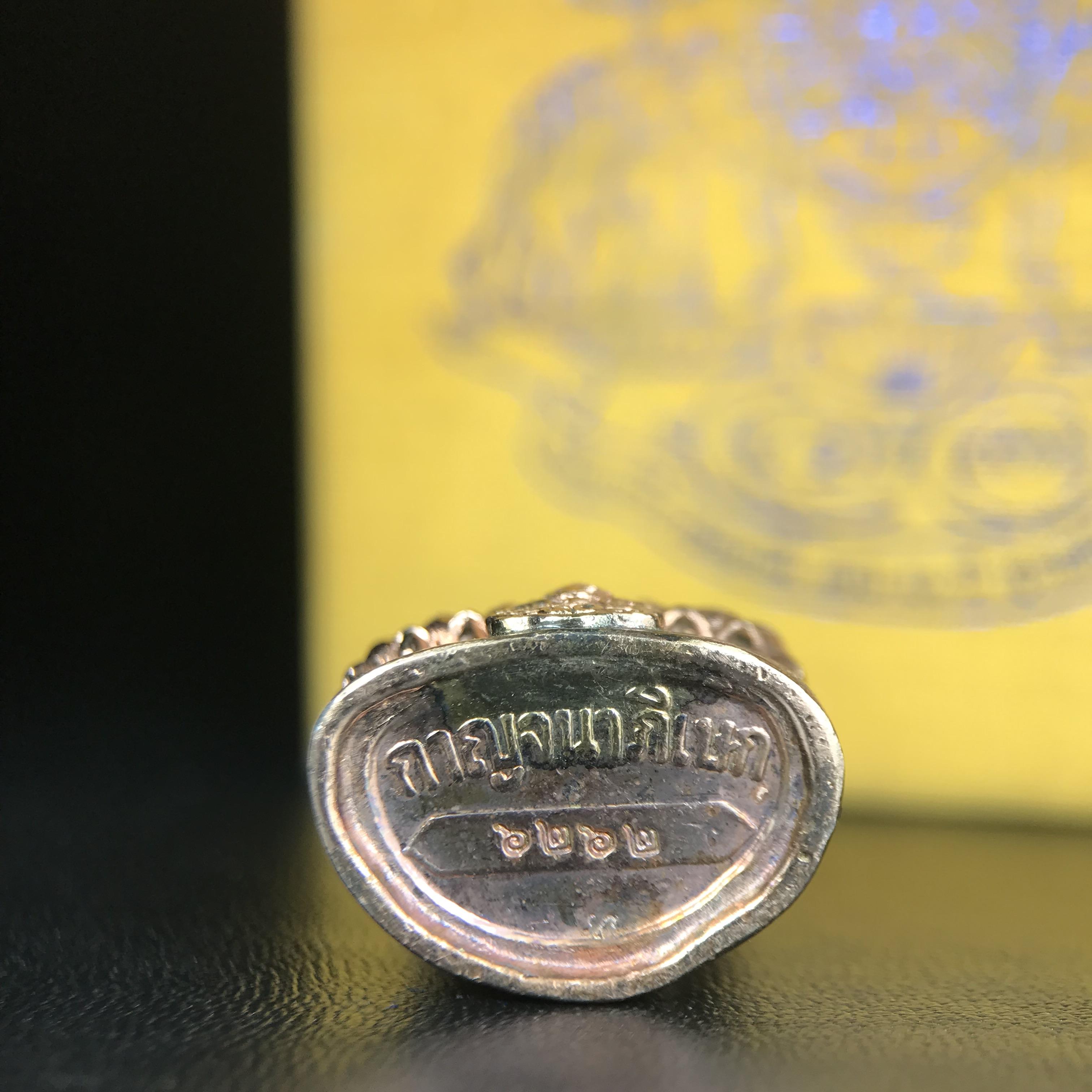 พระกริ่งจีน "ต้าเยิ่นถะ" ชุดกาญจนาภิเษกครองราชย์ 50 ปี วัดบวรนิเวศวิหาร ปี 2538 เนื้อเงินสามกษัตริย์ 99.99% สูง 3.8 ซม. (สภาพผิวสวยเดิมติดรุ้งๆ พิธีใหญ่ พุทธศิลป์งดงาม) สภาพสวยเดิมพร้อมกล่องบรรจุเดิม ***ตอกโค๊ดหมายเลข ๖๒๖๒***