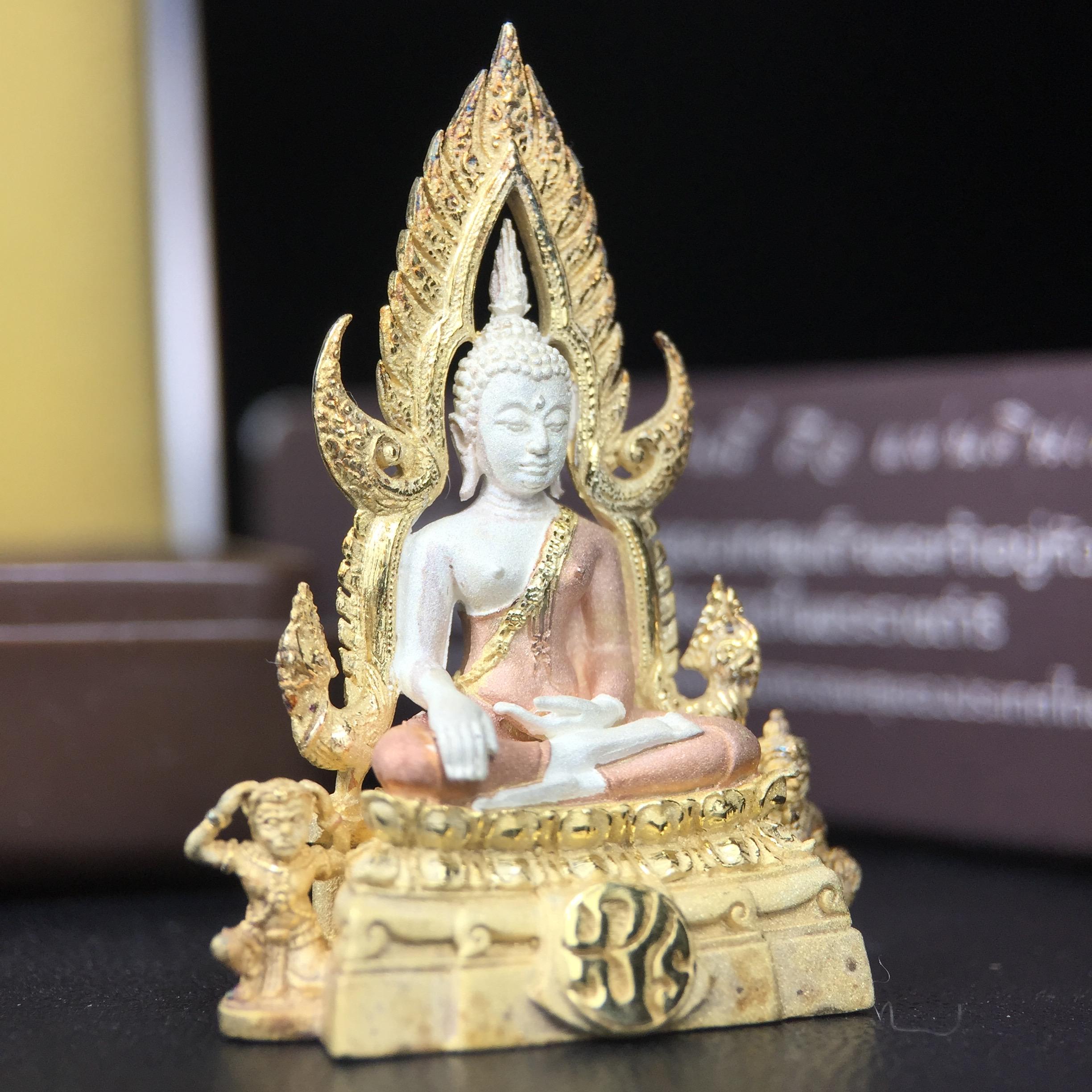 พระพุทธชินราช ภปร. โครงการ "เพราะแผ่นดินนี้ คือ แผ่นดินเกิด" ปี2548(รุ่นแรก) ลอยองค์ หน้าตัก 1/2 นิ้ว เนื้อเงินสามกษัตริย์(ผิวเดิมติดรุ้งๆสวยดีมีเสน่ห์) พุทธศิลป์งดงามทรงคุณค่า รุ่นยอดนิยม