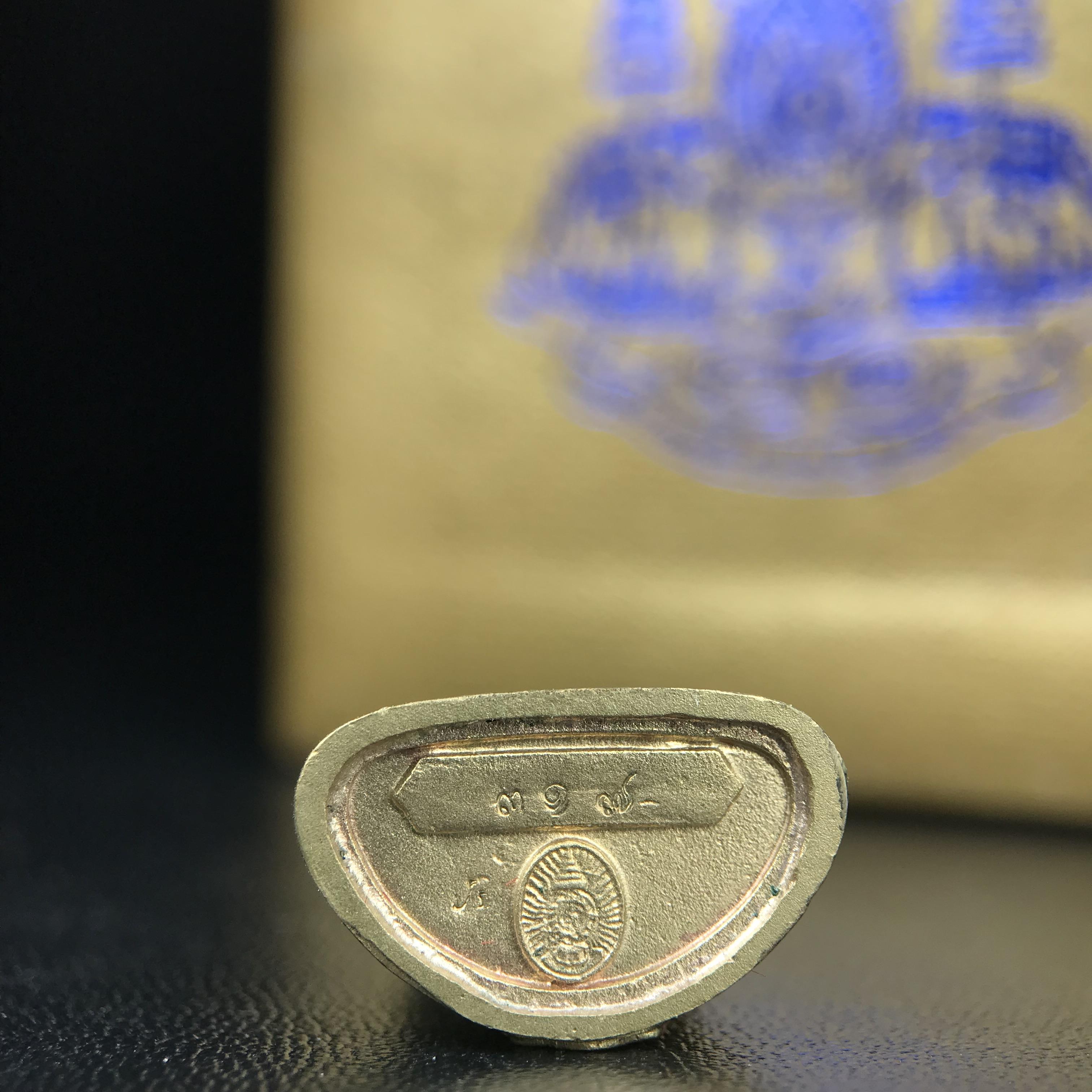 พระกริ่งพระพุทธนวราชบพิตร ตรากาญจนาภิเษกครองสิริราชสมบัติครบ 50 ปี รัชกาลที่ 9 ปี 2540 เนื้อทอง93(หายากพบเจอน้อยมาก) ขนาดสูง 3.2 ซม. พุทธศิลป์สวยงดงามและพิธีใหญ่วัดพระแก้ว(พุทธนวราชบพิตร นิมิตรหมายแห่งความสามัคคี ด้วยไมตรีแห่งองค์พระภูมิพล)