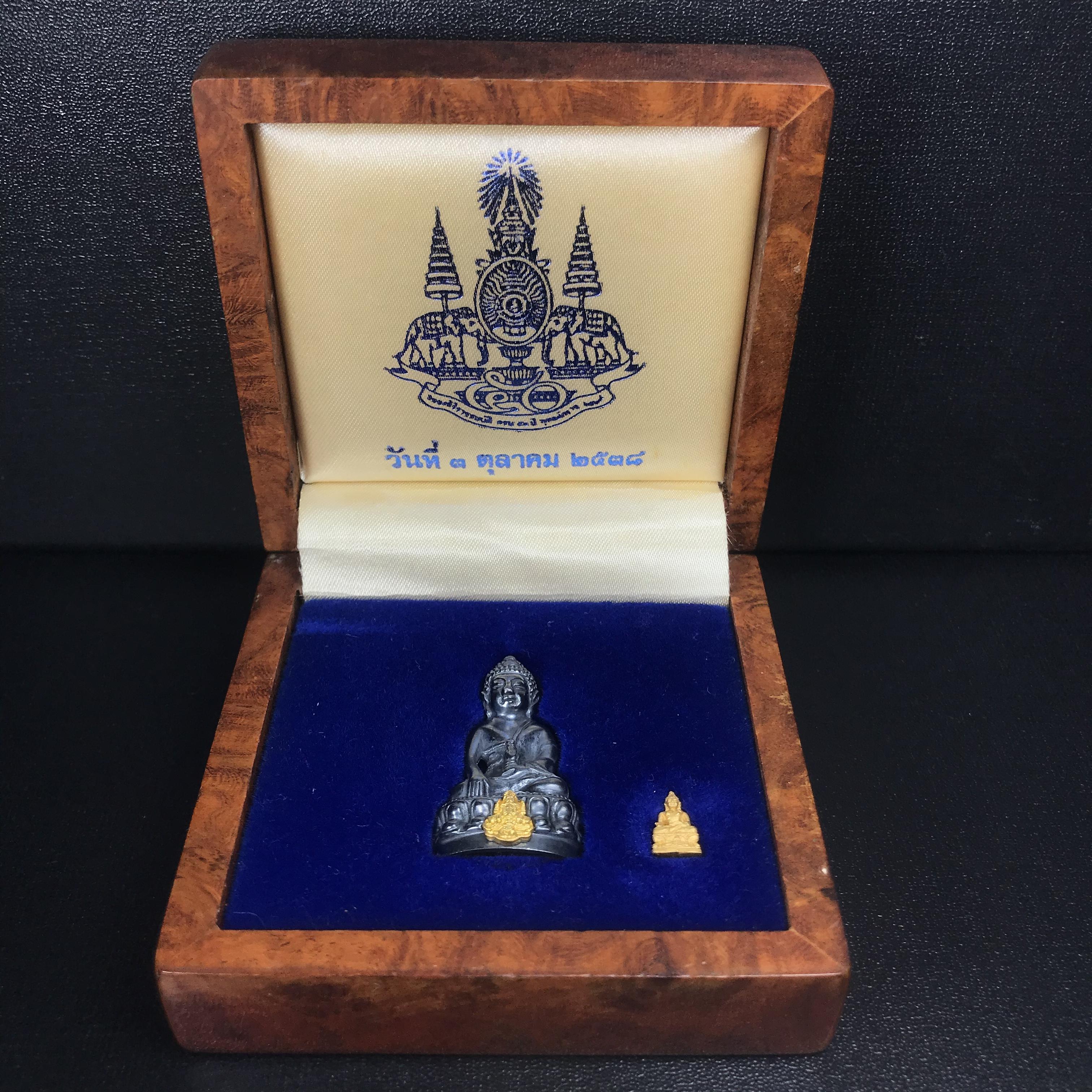 พระกริ่งสมเด็จญาณ วัดบวรนิเวศวิหาร เนื้อเงินบริสุทธิ์ 92.5% ตรากาญจนาภิเษกทองคำ+พระชัยวัฒน์ไพรีพินาศ เนื้อทองคำ พระราชทานแจกเมื่อ 3 ตุลาคม 2538 มาพร้อม กล่องลายไม้สุดหรู(ครบชุด หายาก)