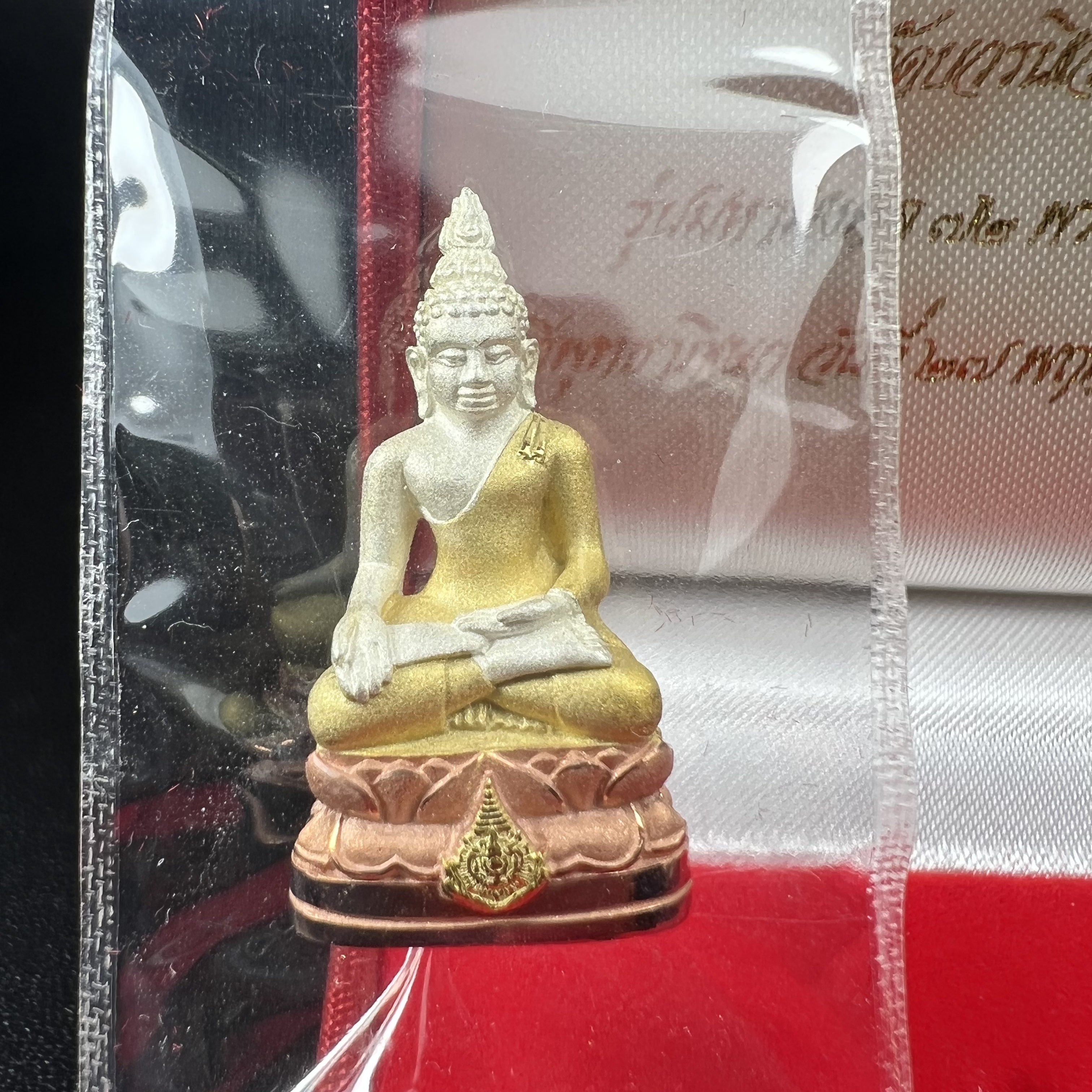 พระไพรีพินาศ รุ่นมหามงคล 72 พรรษา (6 รอบ) ในหลวงรัชกาลที่9 ปี2542 พิมพ์ใหญ่ เนื้อเงินบริสุทธิ์ 99.9% ชุบสามกษัตริย์แบบพ่นทรายขัดเงาบางส่วน(สภาพสวยซีนซองเดิมกล่องบรรจุเดิมครบสมบูรณ์)1 ใน 1500 องค์