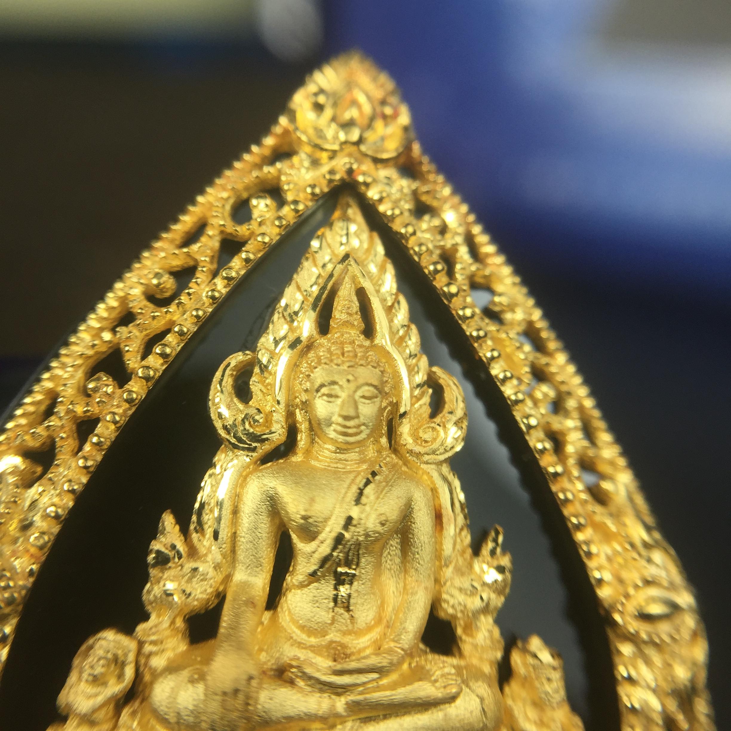 เหรียญพระพุทธชินราช ภปร. รูปหยดน้ำ โครงการ เพราะแผ่นดินนี้คือแผ่นดินเกิด เนื้อทองคำ (นน.รวม 7.3 กรัม) ปี2551 (ขนาด 21 x 29 มม.) (สวยงามหายาก)1ใน 3000องค์