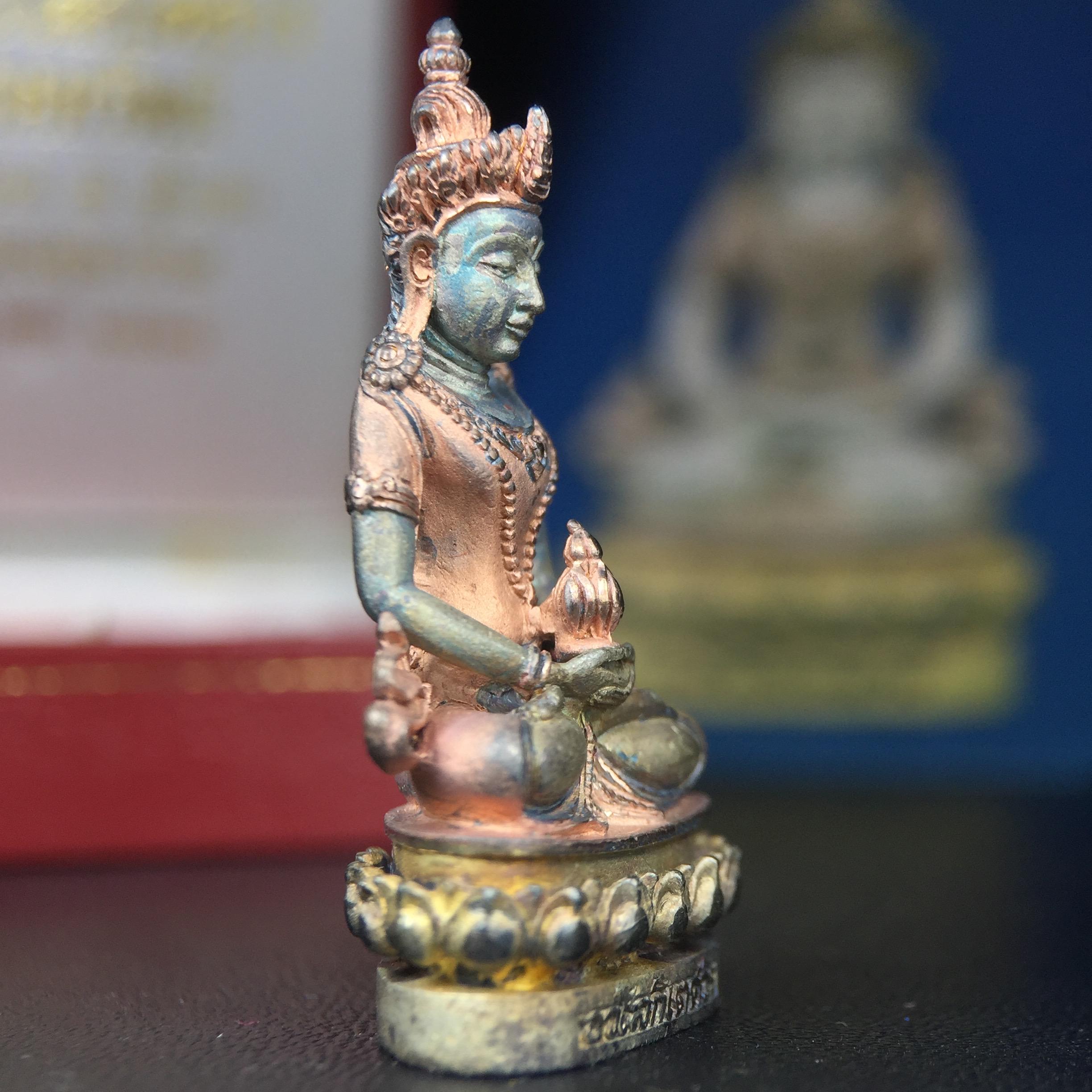 พระกริ่งอวโลกิเตศวร ( เจ้าแม่กวนอิม ) วัดโพธิ์แมนคุณาราม รุ่นอุดมโภคทรัพย์ พ.ศ.2539 เนื้อเงิน 3 กษัตริย์ พ่นทราย(ผิวเดิม ขึ้นสีรุ้งธรรมชาติ แบบนิยม เสน่ห์ของพระเนื้อเงิน) (พร้อมกล่องบรรจุการ์ดใบรับรองเดิมครบ) (อีกหนึ่งรุ่นยอดนิยม พุทธศิลป์สวยงดงาม)