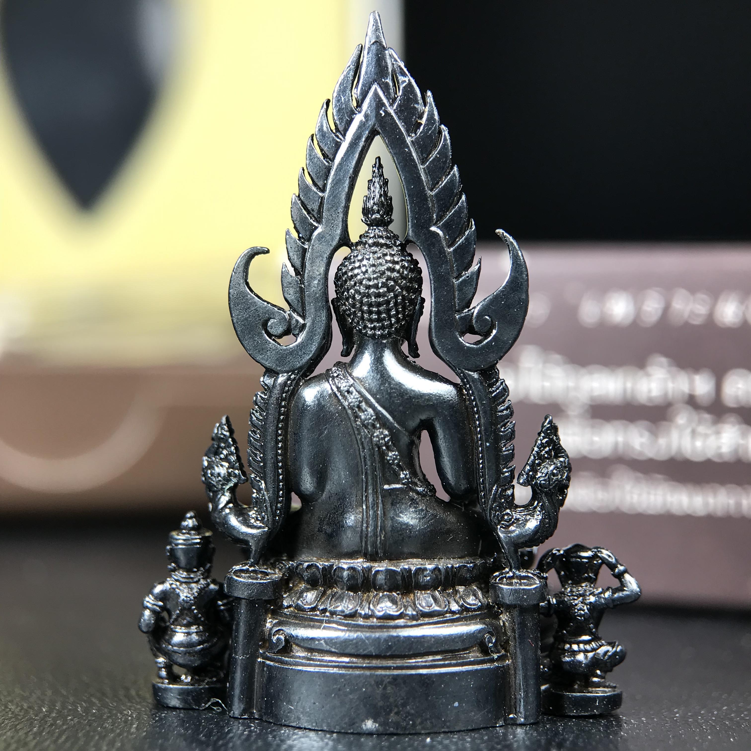 พระพุทธชินราช ภปร. โครงการ "เพราะแผ่นดินนี้ คือ แผ่นดินเกิด" ปี2548(รุ่นแรก) ลอยองค์ หน้าตัก 1/2 นิ้ว(ขนาด 3.5 x 2.5 ซม.) เนื้อเงินรมดำ(พุทธศิลป์จำลองเมื่อครั้งลอกทอง ครั้งที่3 เมื่อปี2547 ร้อยปีจะมีสักครั้ง "พระพุทธชินราชองค์ดำ")