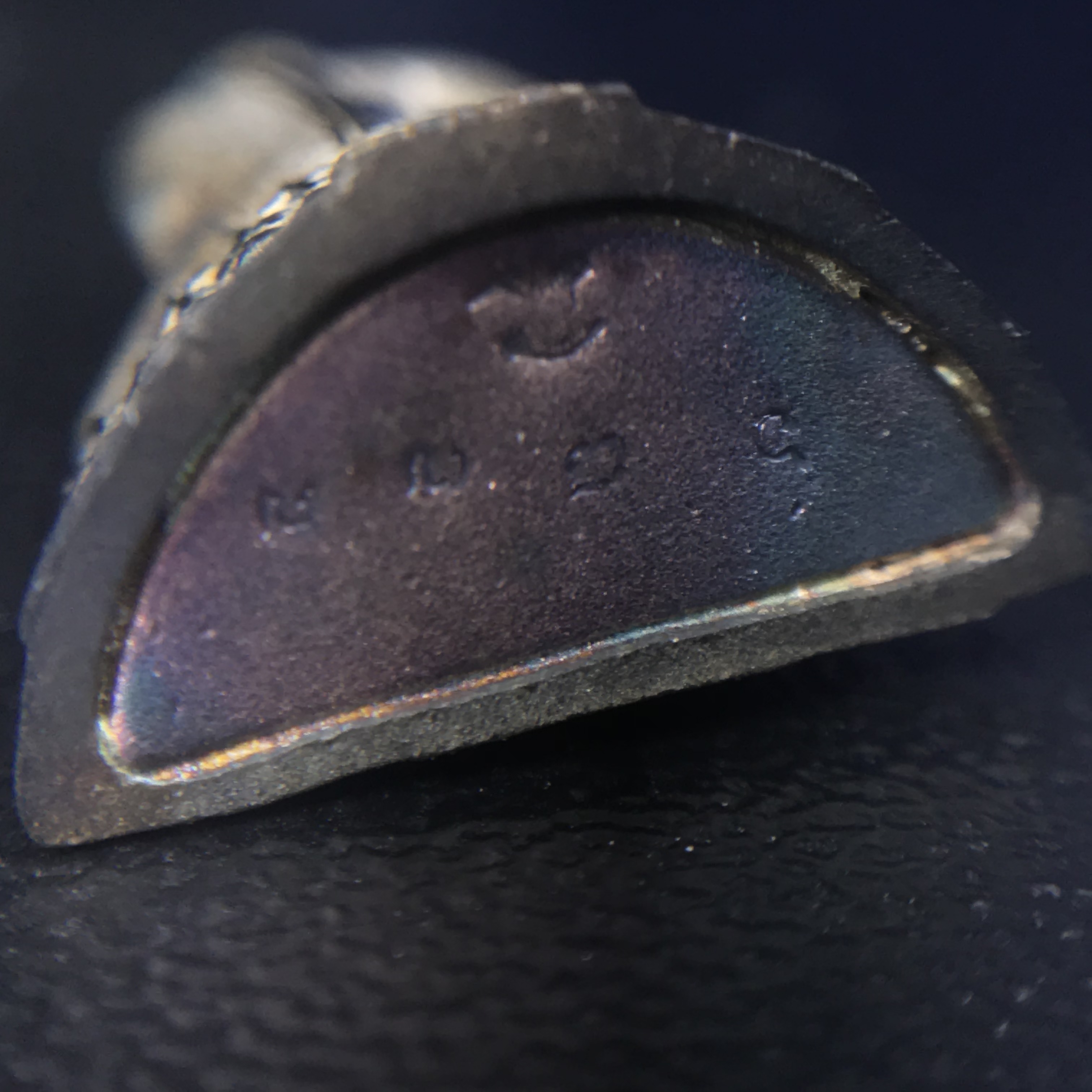 พระชัยวัฒน์พุทธสิหิงค์ ภปร. รุ่นสร้างหอพระธรรมศาสตร์ ปี2542 เนื้อเงิน(ผิวเดิม ขึ้นสีรุ้งธรรมชาติ แบบนิยม) มหาพิธี 3วาระอันยิ่งใหญ่