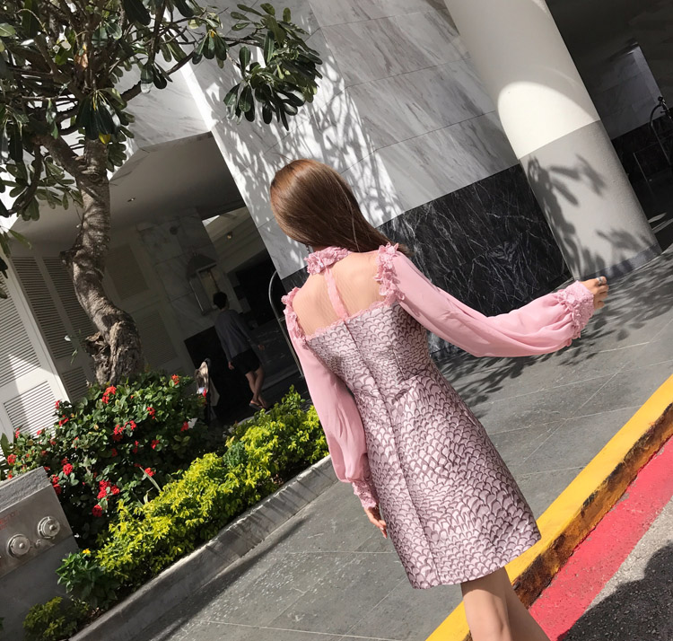 ชุดเดรสสั้นสีชมพูกะปิผ้าชีฟอง ผสมผ้าโพลีเอสเตอร์ลายคลื่น สวยหรู