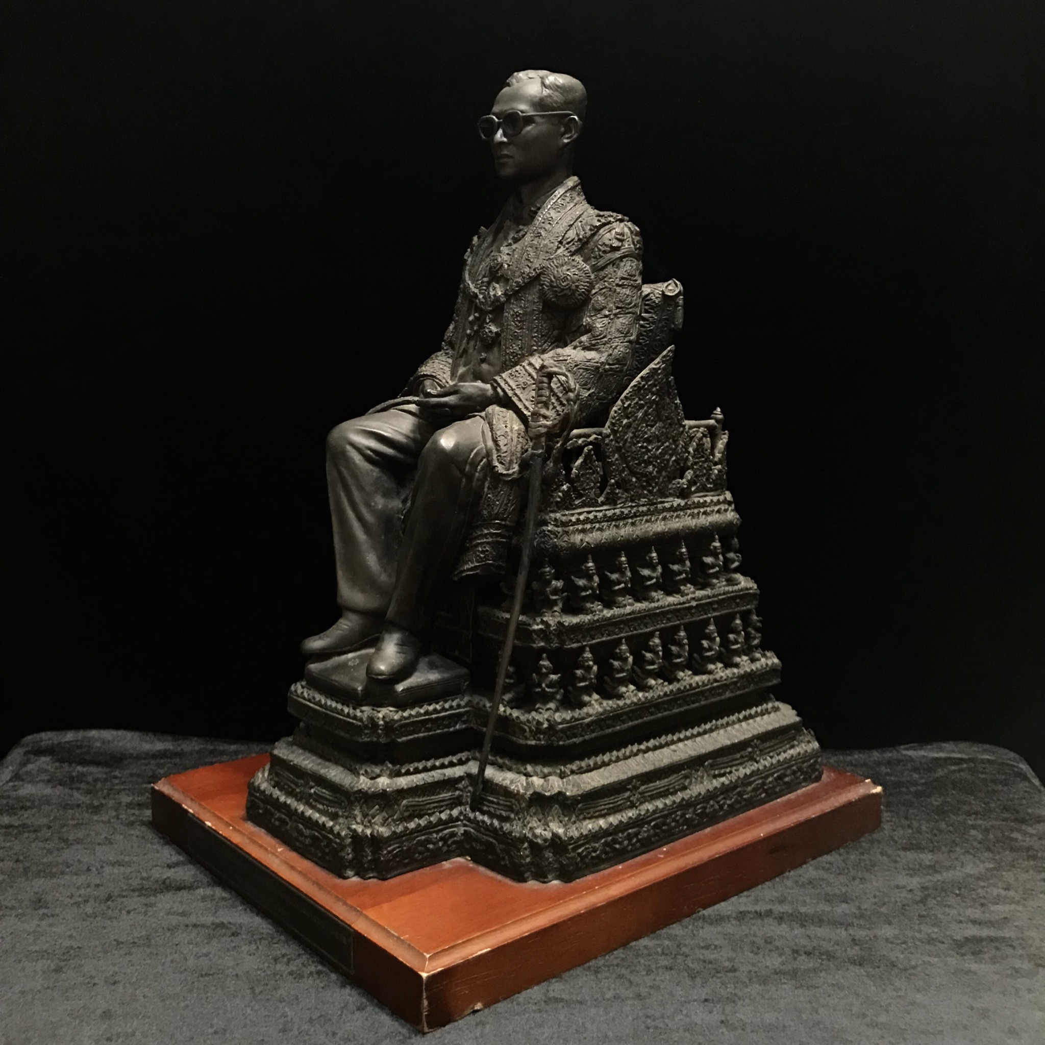 พระบรมรูปพระบาทสมเด็จพระเจ้าอยู่หัวรัชกาลที่9(นั่งบัลลังก์) กระทรวงมหาดไทยจัดสร้าง ปี2539(นิยม)