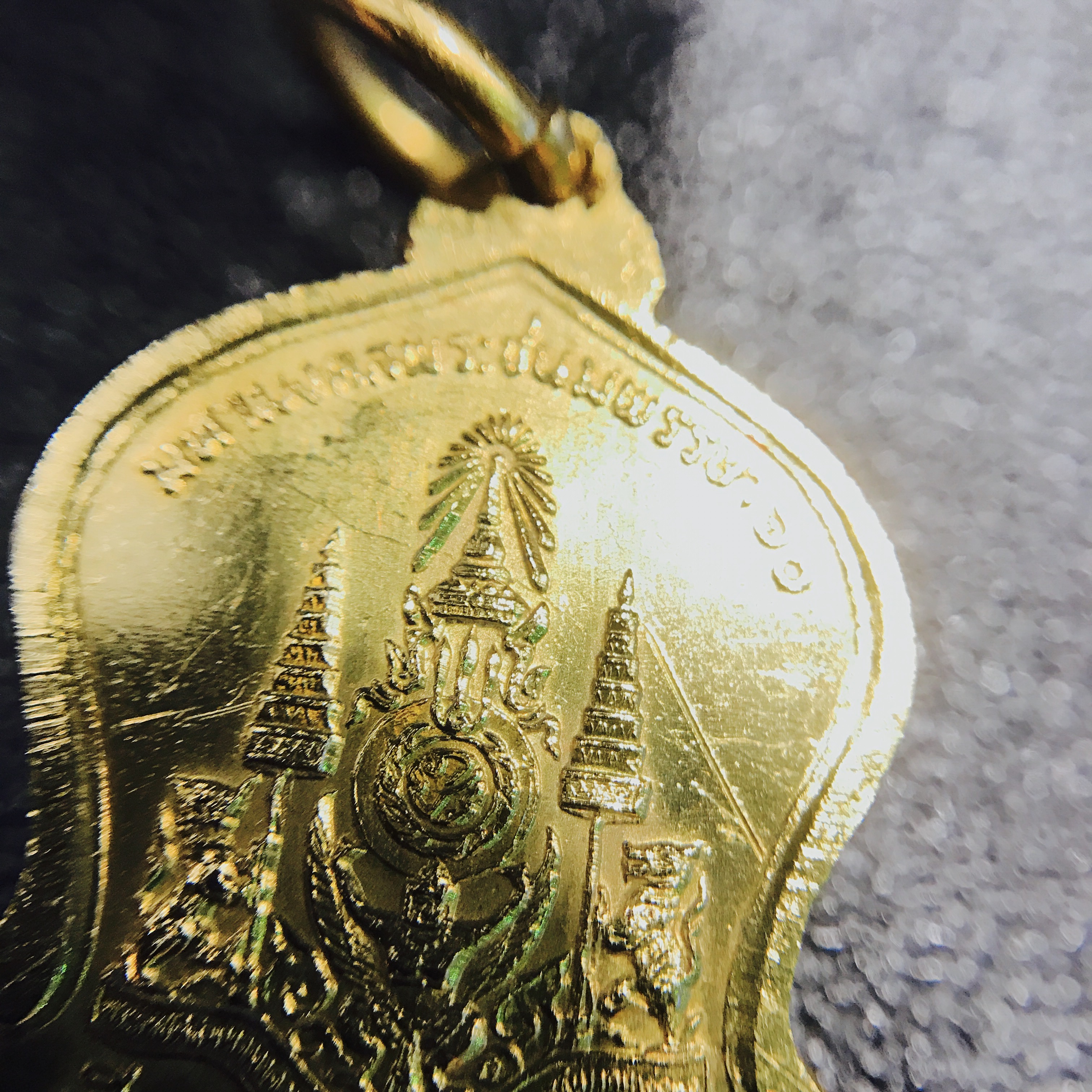 เหรียญที่ระลึกมหามงคลพระชนพรรษา 60 ปี 5 รอบ ปี2530 เนื้อทองคำ พิมพ์เล็ก ทรงเสมา(ระฆังคว่ำ)หายากสร้างน้อย