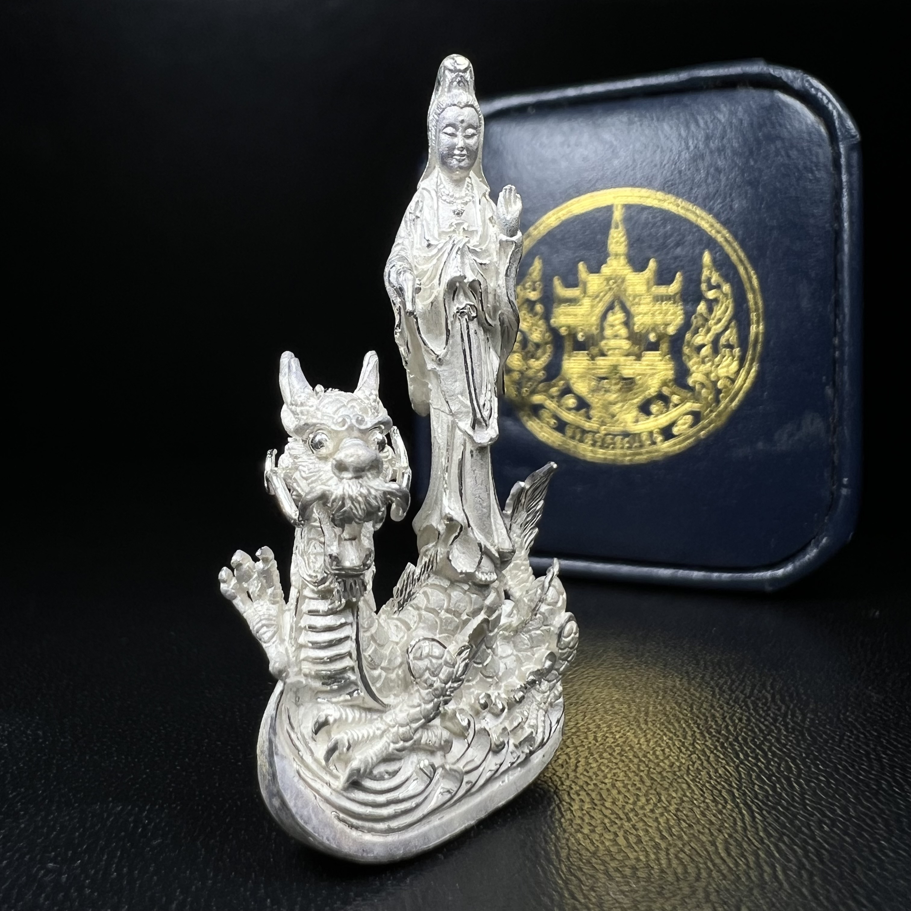 รูปหล่อลอยองค์พระโพธิสัตว์กวนอิม ทรงประทับมังกร จ.ระนอง เนื้อเงิน พิมพ์ใหญ่(สภาพผิว สวยงดงาม ทรงคุณค่า) เฉลิมฉลองในวโรกาสที่พระบาทสมเด็จพระเจ้าอยู่หัวทรงครองสิริราชสมบัติครบ 50 ปี จ.ระนอง พ.ศ.2539