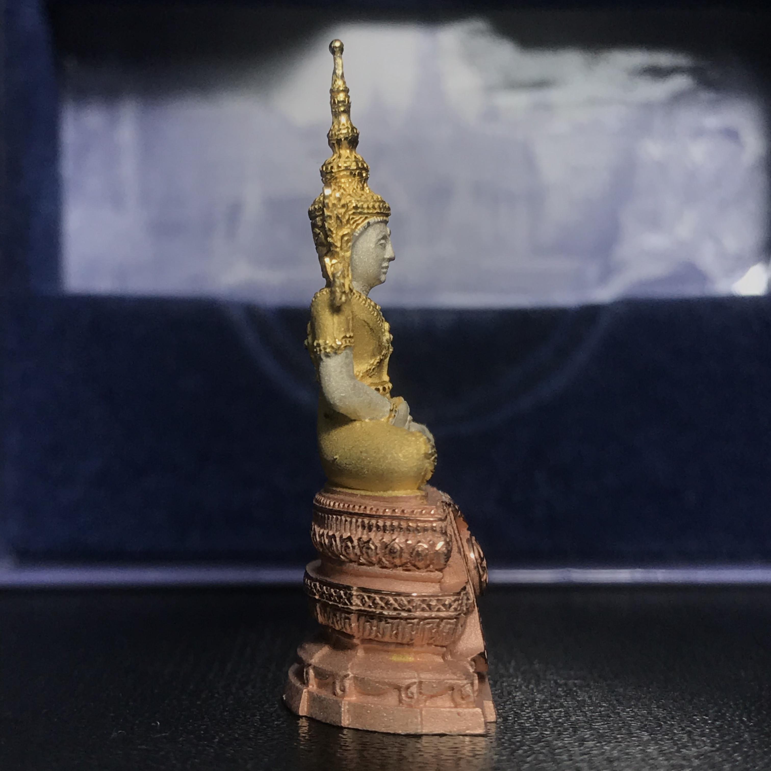 พระแก้วมรกต ภปร. ปี2547 จัดสร้างโดย รพ.ภูมิพลฯ เนื้อเงิน (3 กษัตริย์)ลอยองค์ หน้าตัก 1/2 นิ้ว(1ใน3000องค์)