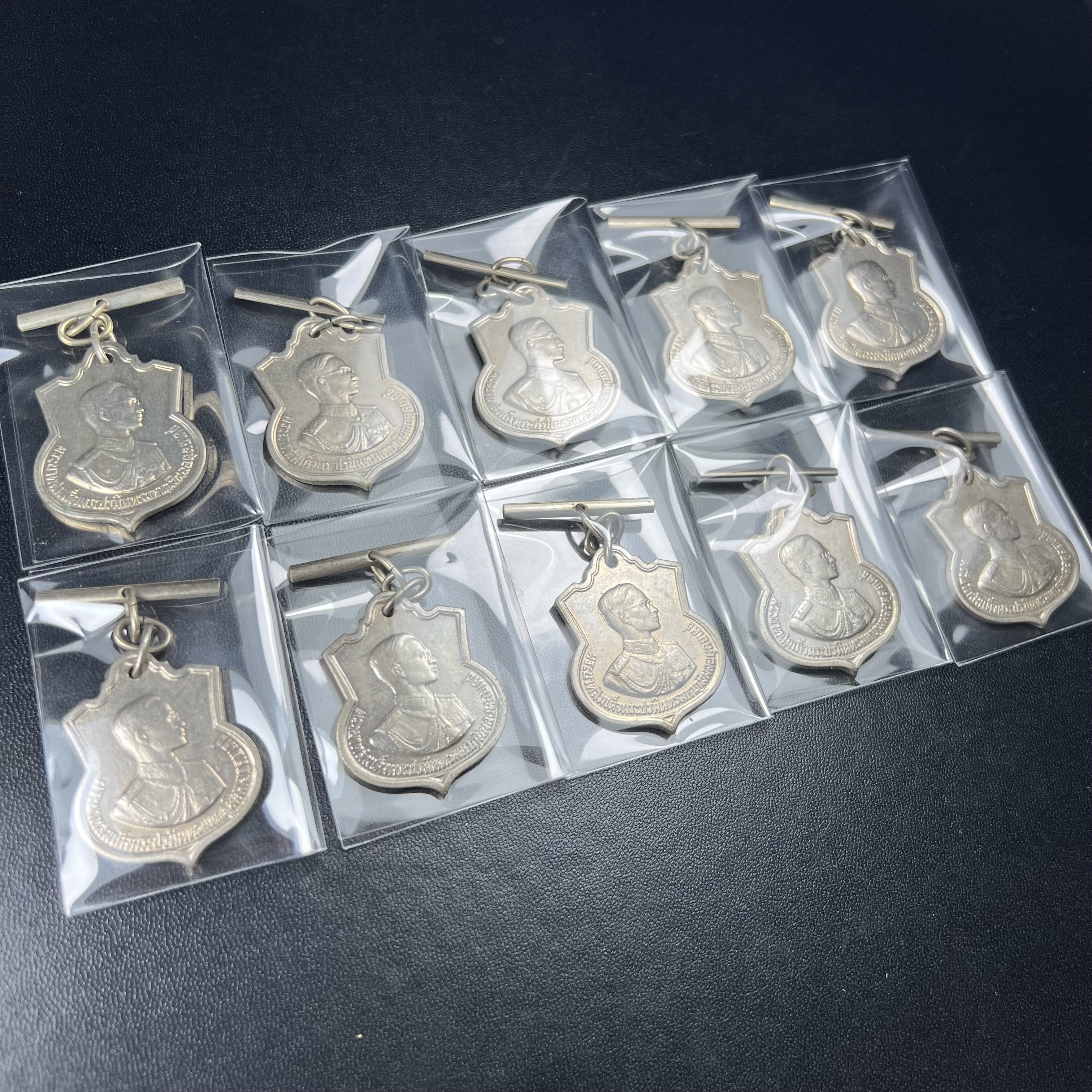 เหรียญอนุสรณ์มหาราช 3รอบ รัชกาลที่9 ปี2506 เนื้ออัลปาก้า โค๊ด "สว" สายโซ่คล้องเดิม(1ชุด 10เหรียญ มีโค๊ด “สว” ซ้าย 5เหรียญ(พบเจอน้อยหายาก)+มีโค๊ด “สว” ขวา 5เหรียญ)(ชุดคัดสภาพสวยผิวเดิมขึ้นน้ำทองสวย โค๊ด สว ตอกลึกติดชัดติดเต็มแบบนี้หายาก)