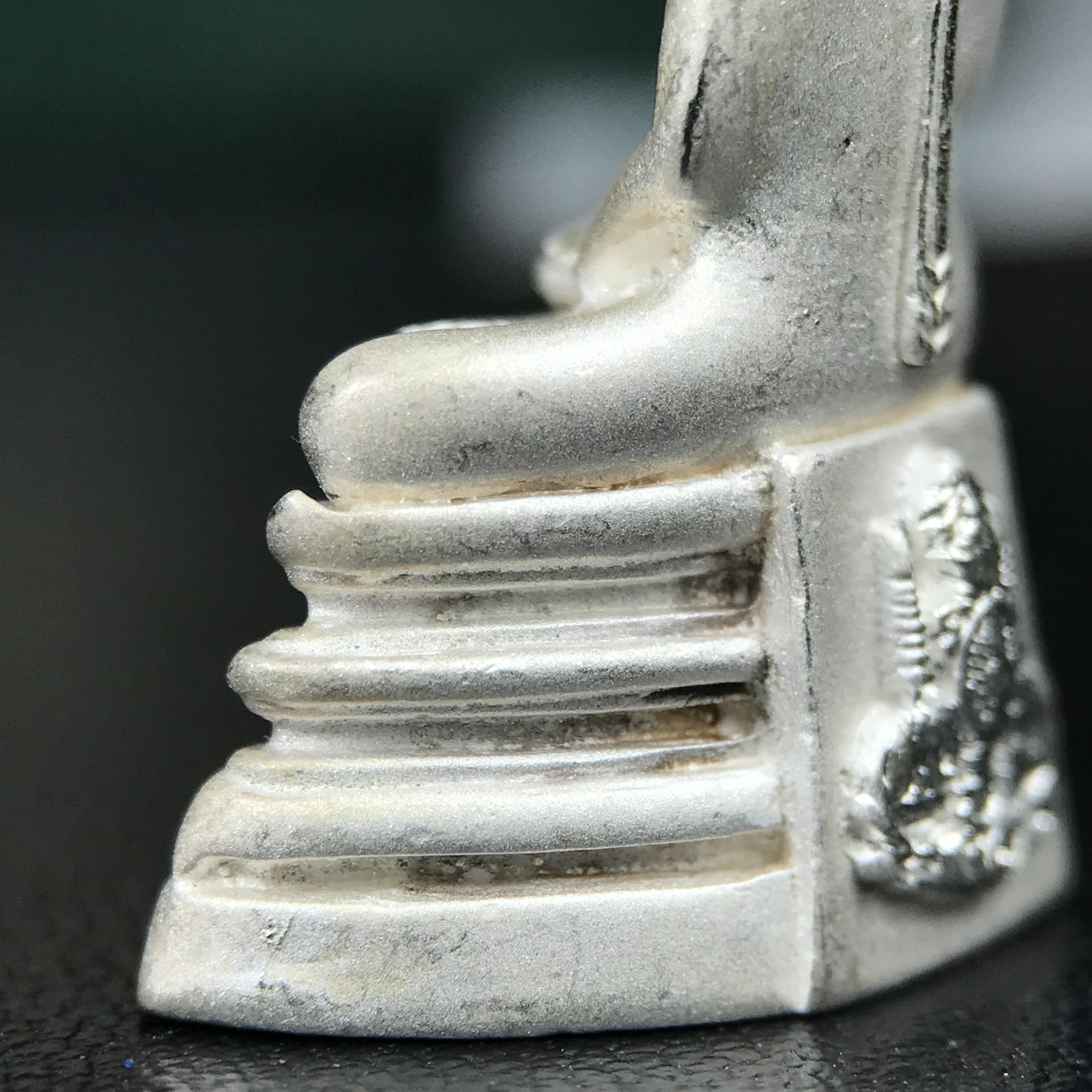 พระพุทธโสธร ภปร. รุ่นย้อนยุค สร้างพระอุโบสถ สมาคมชาวฉะเชิงเทรา จัดสร้าง ปี 2539 วโรกาสครองสิริราชสมบัติครบ 50 ปี เนื้อเงินทรายนวลขัดเงาบางส่วน พร้อมกล่องบรรจุและใบรับรองเดิม