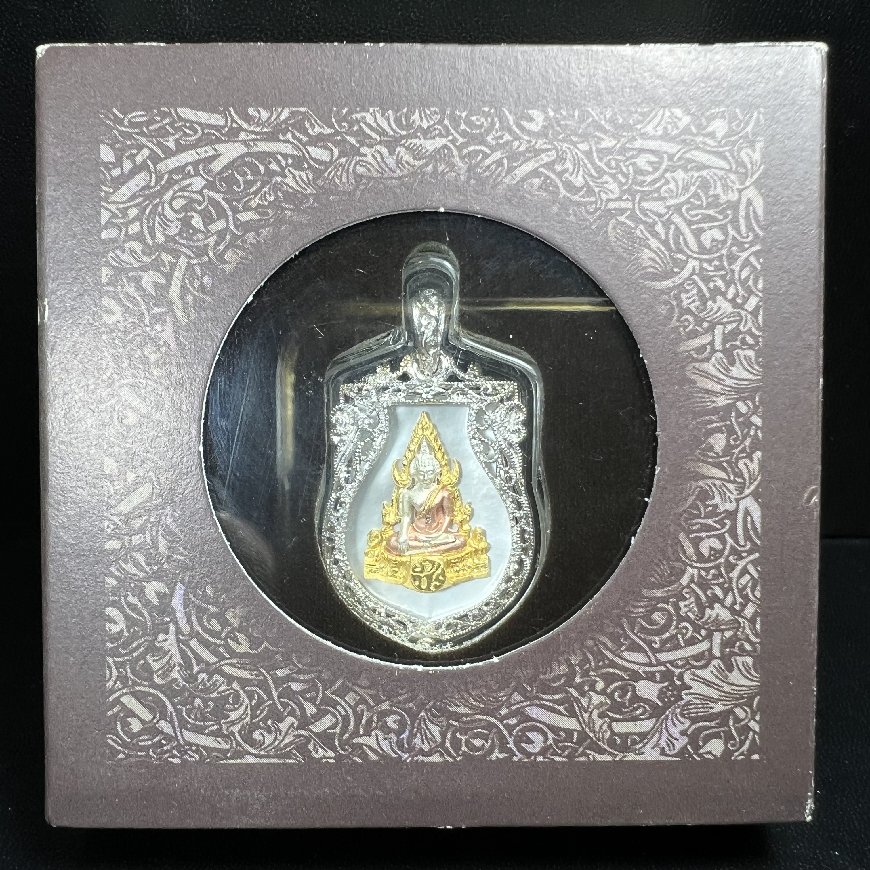 พระพุทธชินราช ภปร. โครงการ "เพราะแผ่นดินนี้ คือ แผ่นดินเกิด" ปี2548(รุ่นแรก) เหรียญทรงเสมา ขนาด 21 x 29 มม.เนื้อเงินสามกษัตริย์ องค์พระชุบสามกษัตริย์ ล้อมด้วยกรอบเงินชุบทองคำขาวสลักเสลาเป็นลวดลายละเอียดอ่อน ส่วนพื้นองค์พระเป็นเปลือกหอยมุขงดงาม