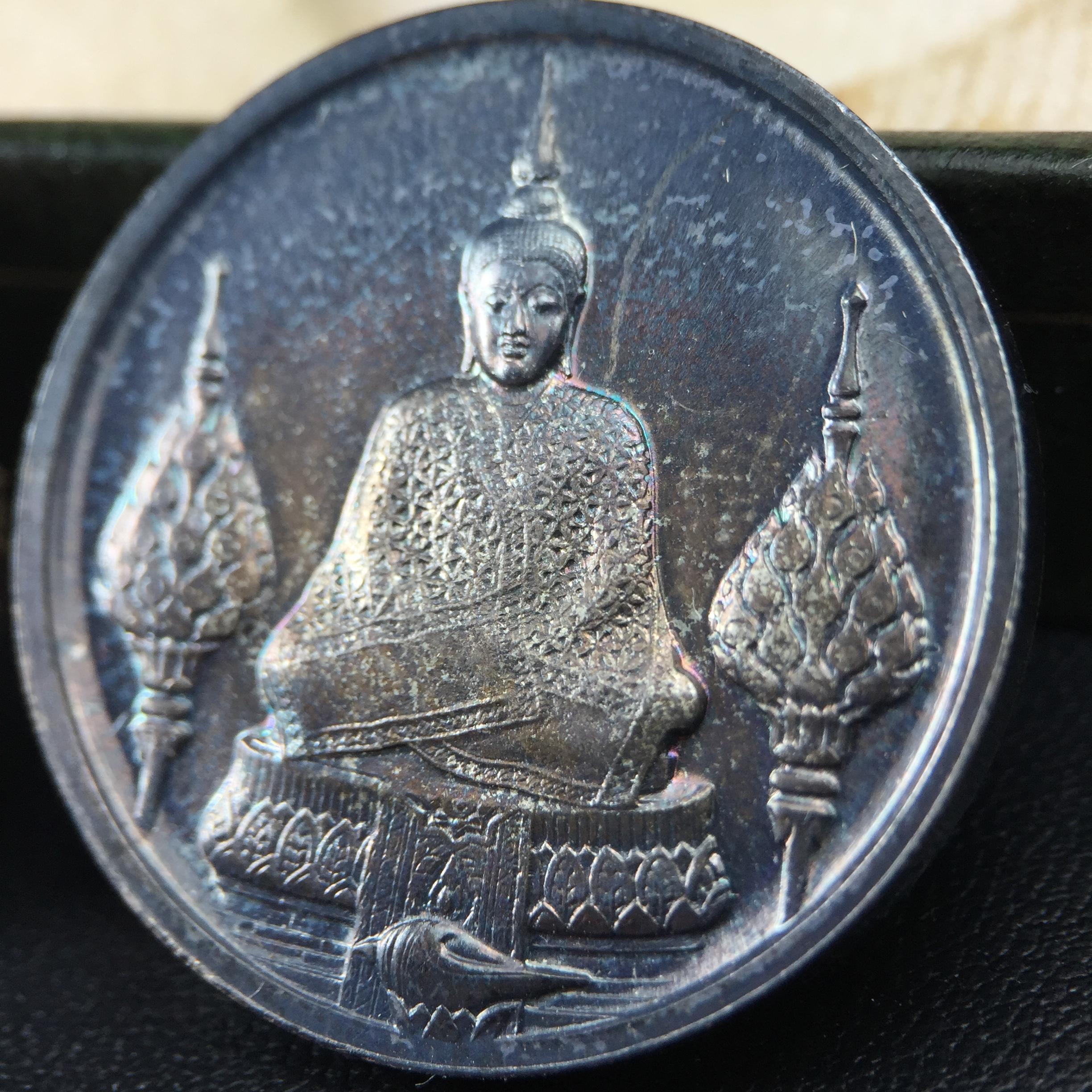 เหรียญพระแก้วมรกตหลัง ภปร. ฉลองกรุงรัตนโกสินทร์ครบ 200 ปี พ.ศ.2525 เนื้อเงิน(ผิวเดิม สวย)กล่องบรรจุเดิมครบ3พิมพ์(บล็อกพระราชศรัธา)(ในหลวงรัชกาลที่9 เสด็จในพิธี)ชอบเก็บแบบผิวเดิมๆชุดนี้เลยแนะนำ ผิวเดิมสวยมาก เสน่ห์พระเนื้อเงิน